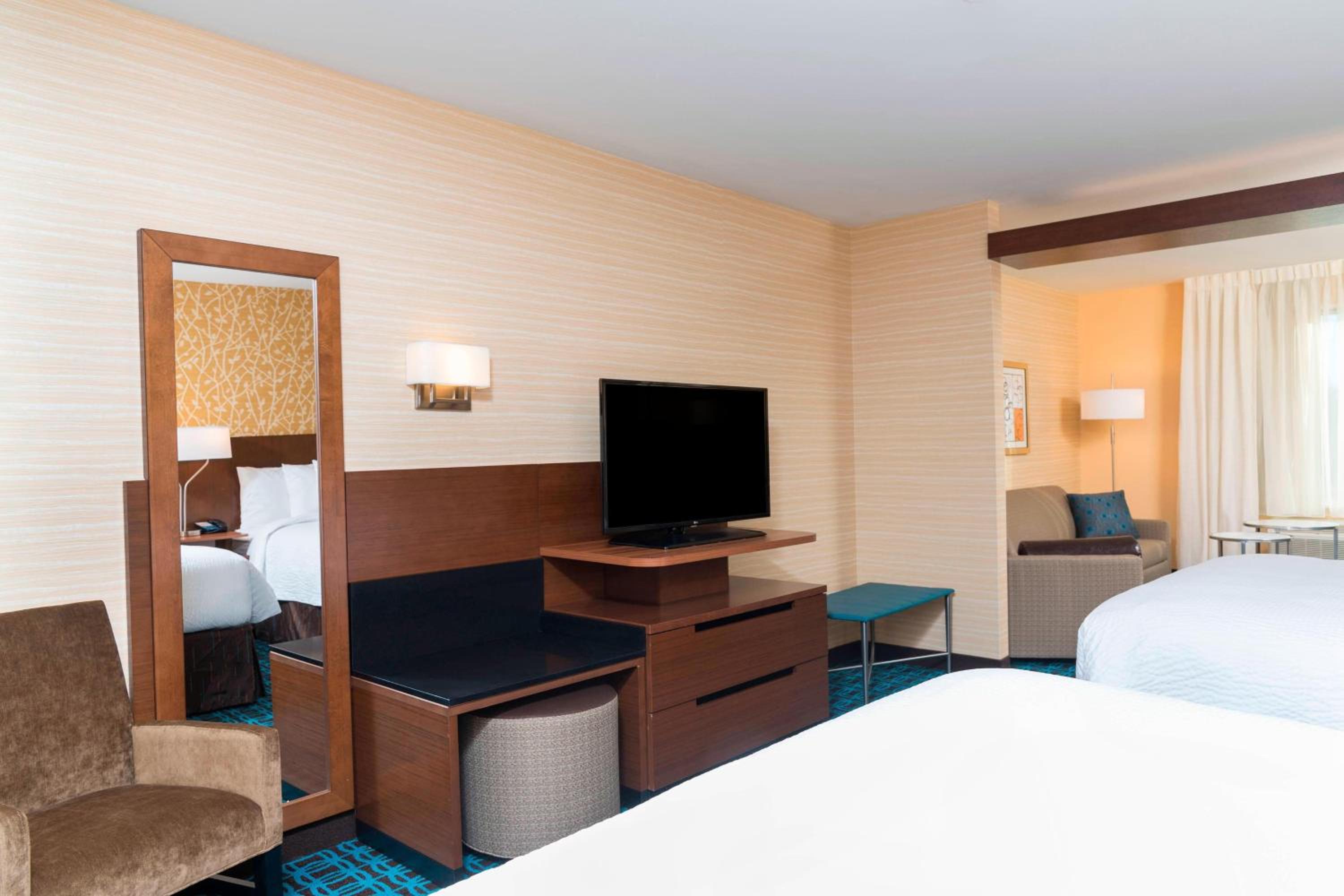 Studio with Two Queen Beds, Bathtub and Sofa Bed - Mobility Access photo 3