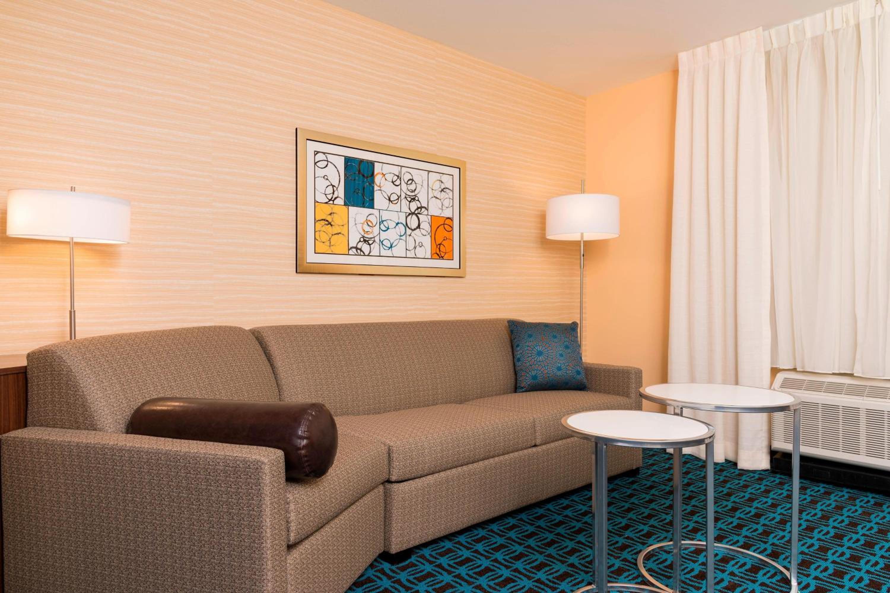 Studio with King Bed, Roll-In Shower and Sofa Bed - Mobility Access photo 3