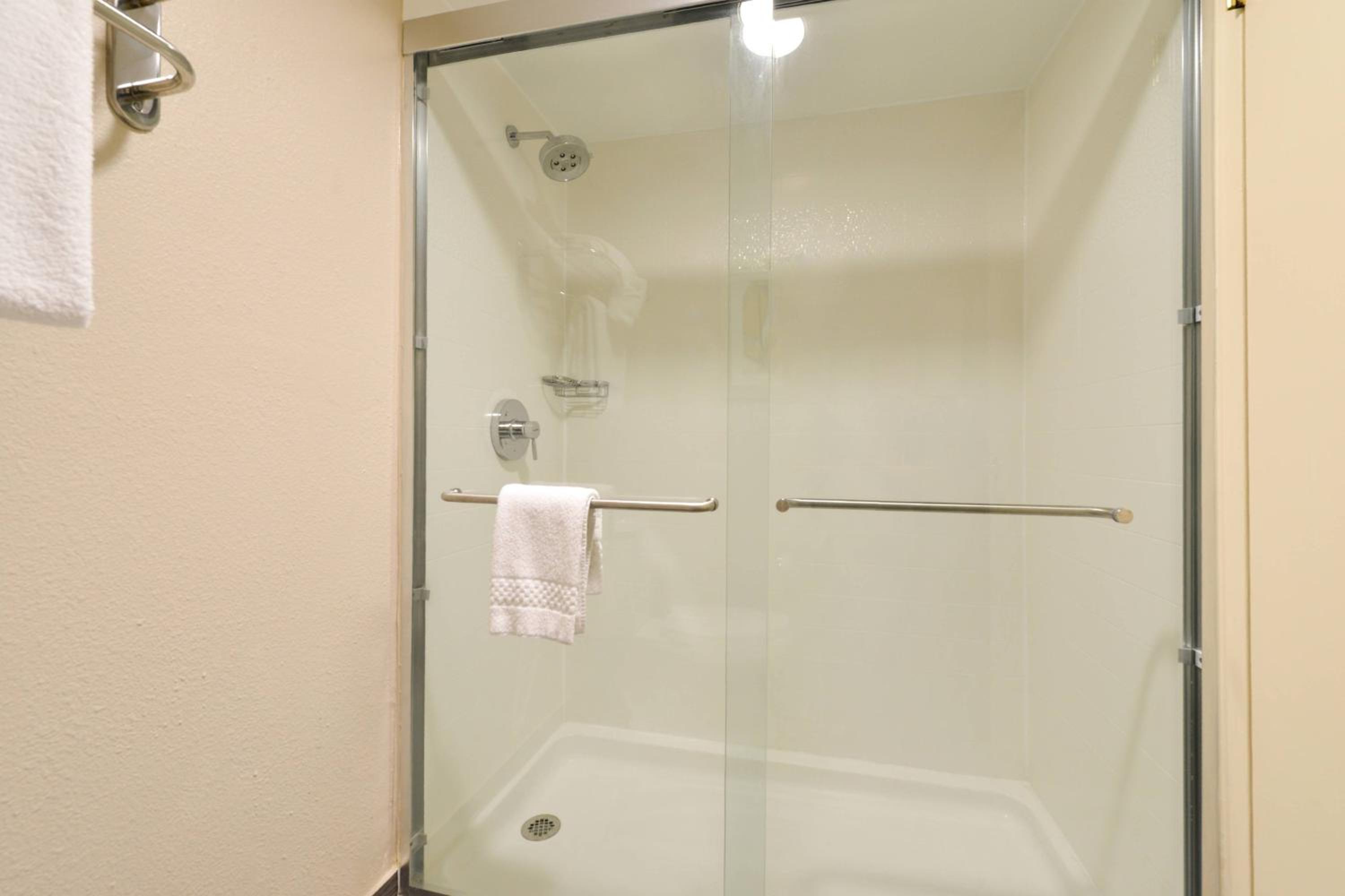 Double Room with Two Double Beds and Adapted Tub - Mobility and Hearing Accessible - Photo 9