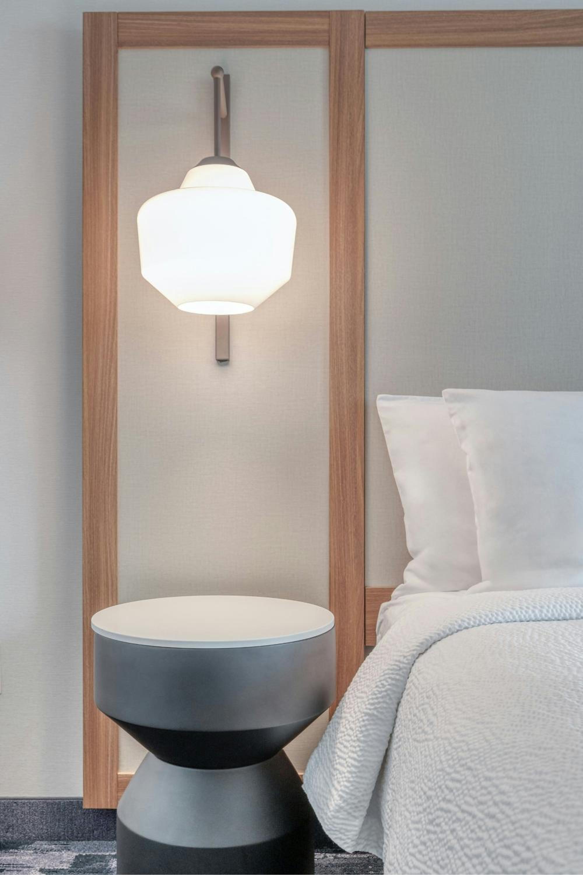 King Room with Bathtub - Mobility Access/Hearing Accessible - Photo 2