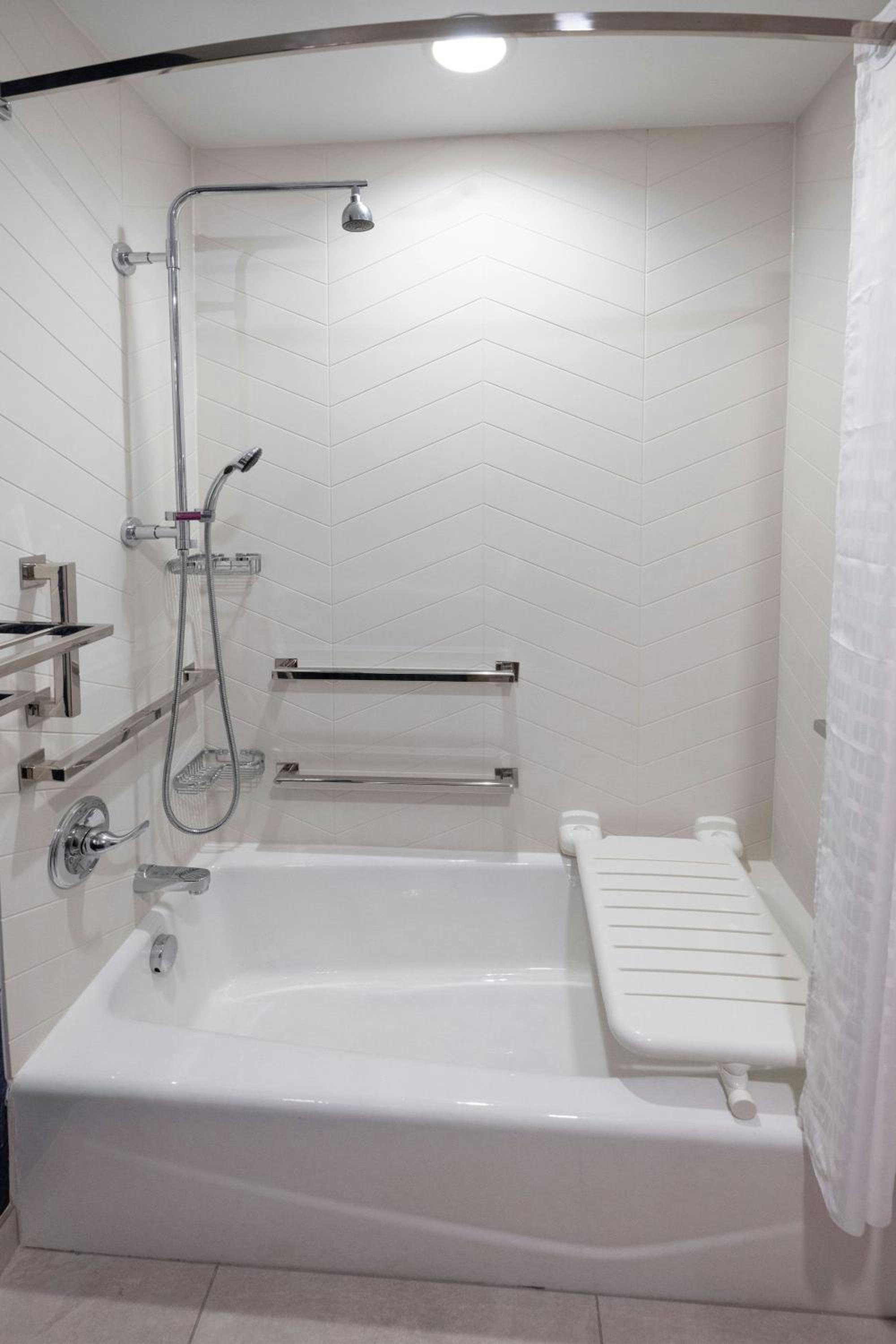 Queen Suite with Two Queen Beds, Bathtub and Sofa Bed - Mobility Access/Hearing Accessible - Photo 1