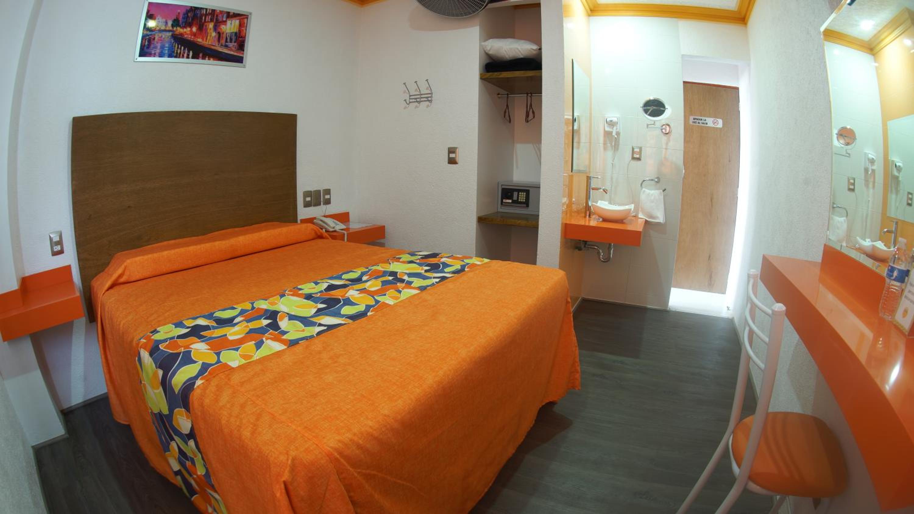 Queen Room photo 1