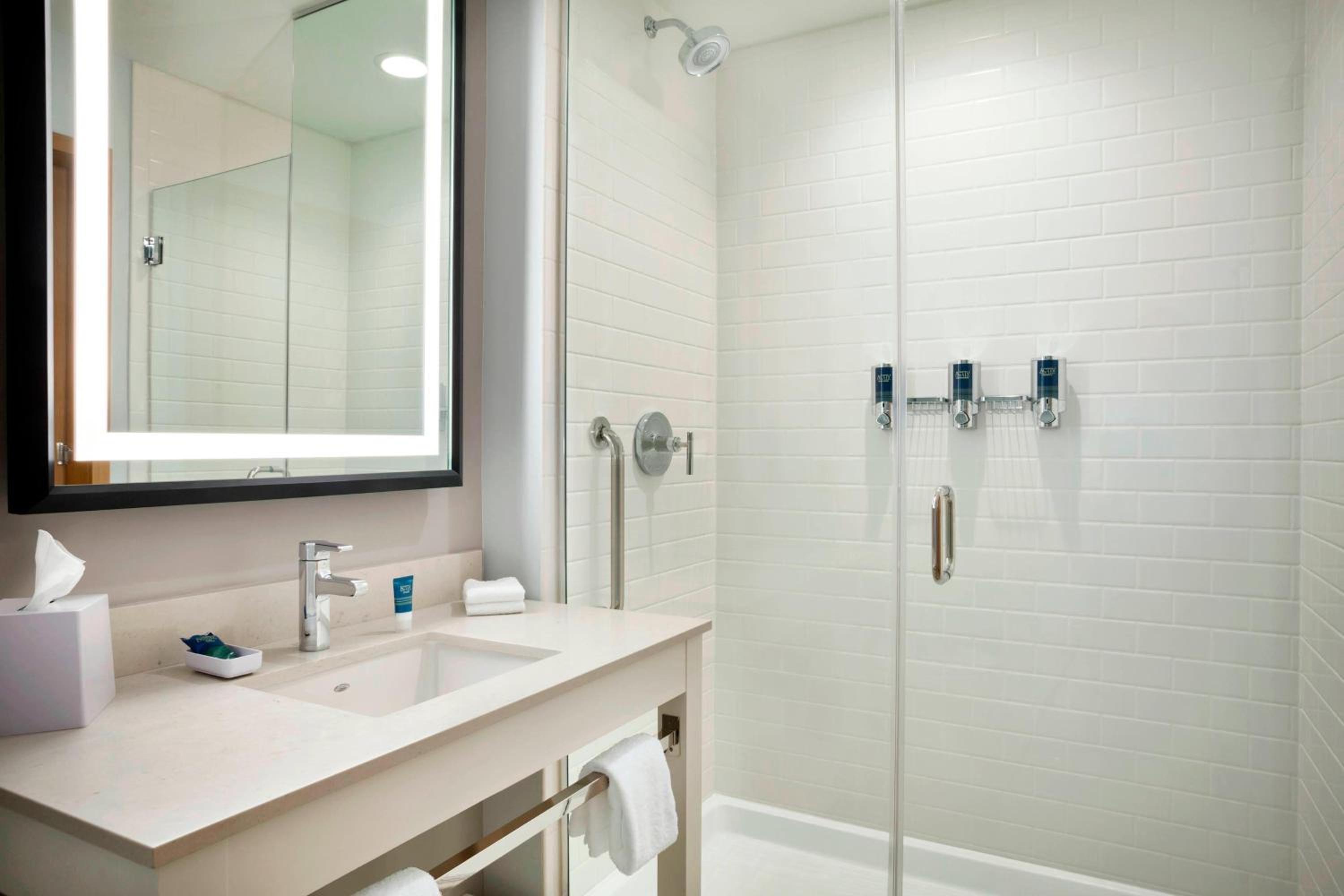 Queen Room with Two Queen Beds and Roll-in Shower - Mobility Accessible photo 2