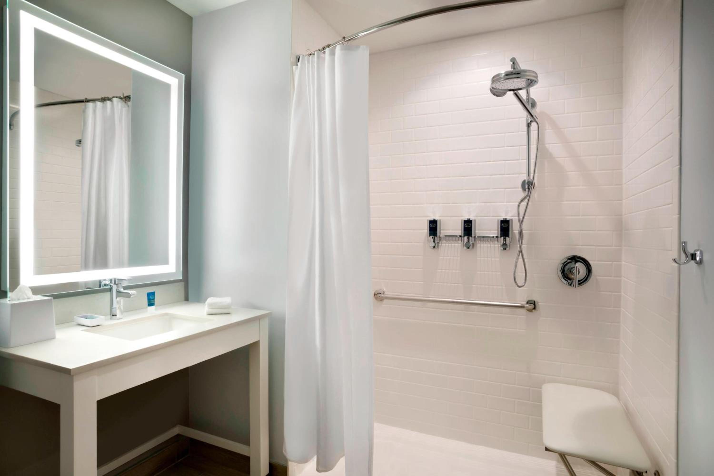 Queen Room with Two Queen Beds and Roll-in Shower - Mobility Accessible photo 3