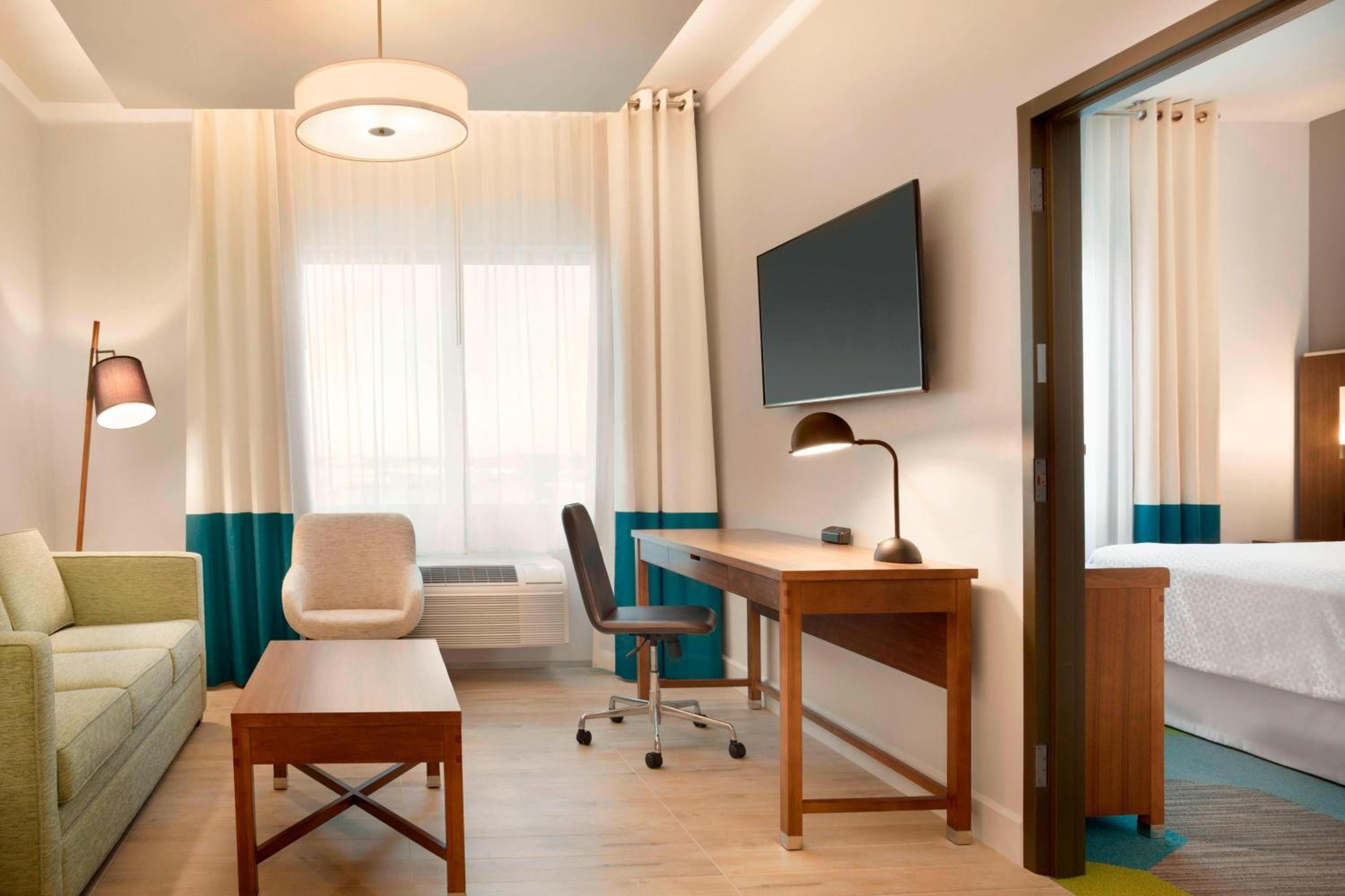 One-Bedroom King Suite with Adapted Tub - Mobility Accessible photo 2