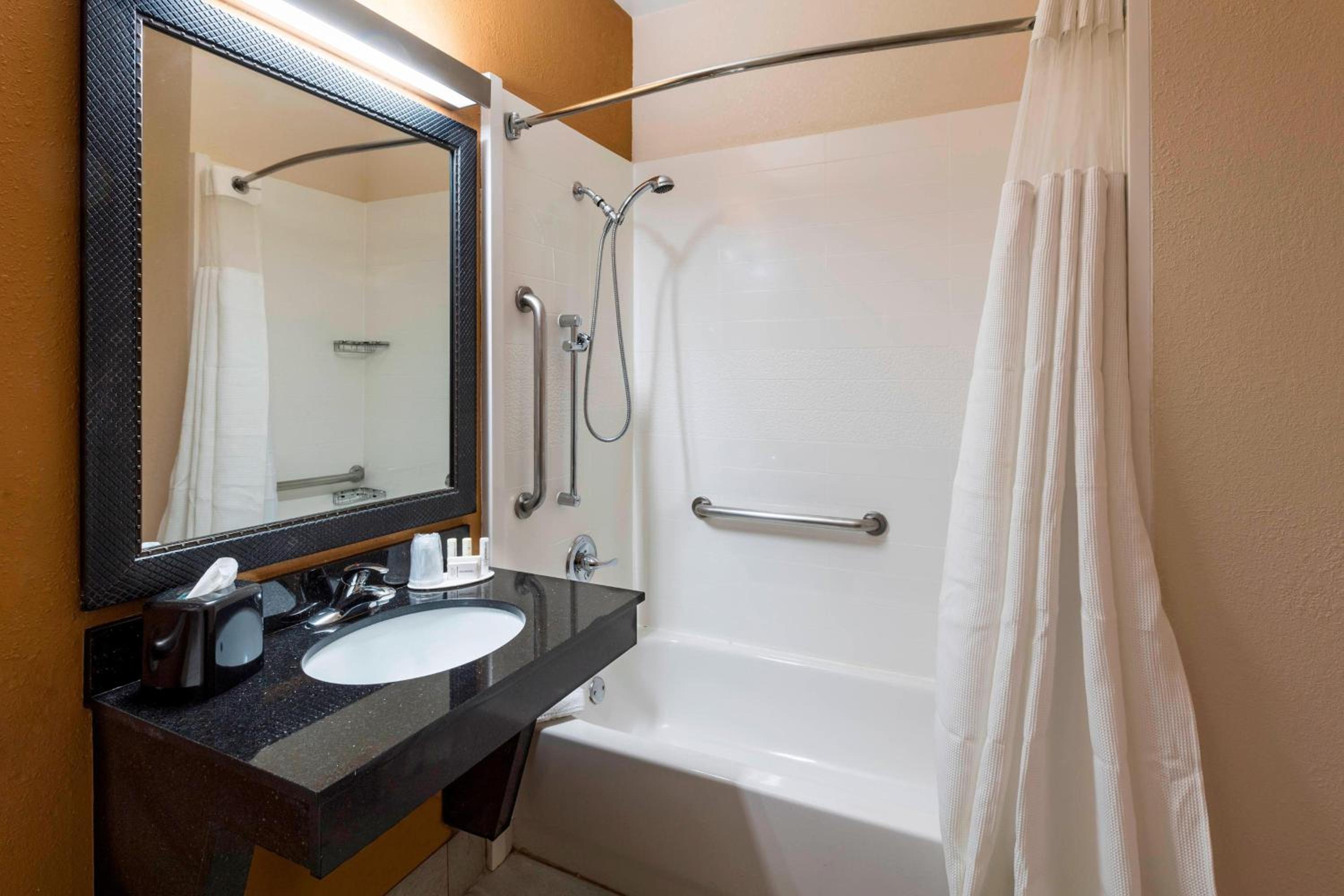 Queen Room with Two Queen Beds - Hearing Accessible photo 2