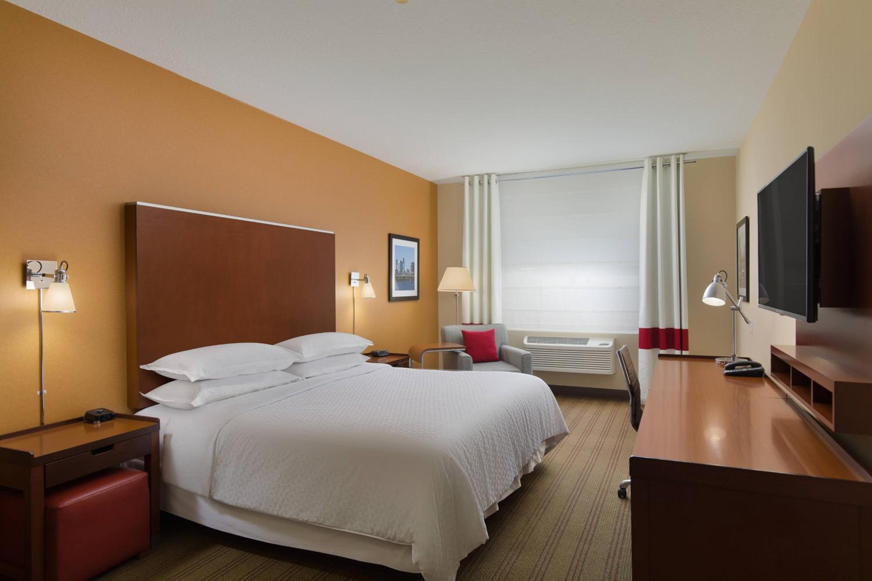 Standard King Room - Mobility/Hearing Accessible with Roll-In Shower - Photo 4