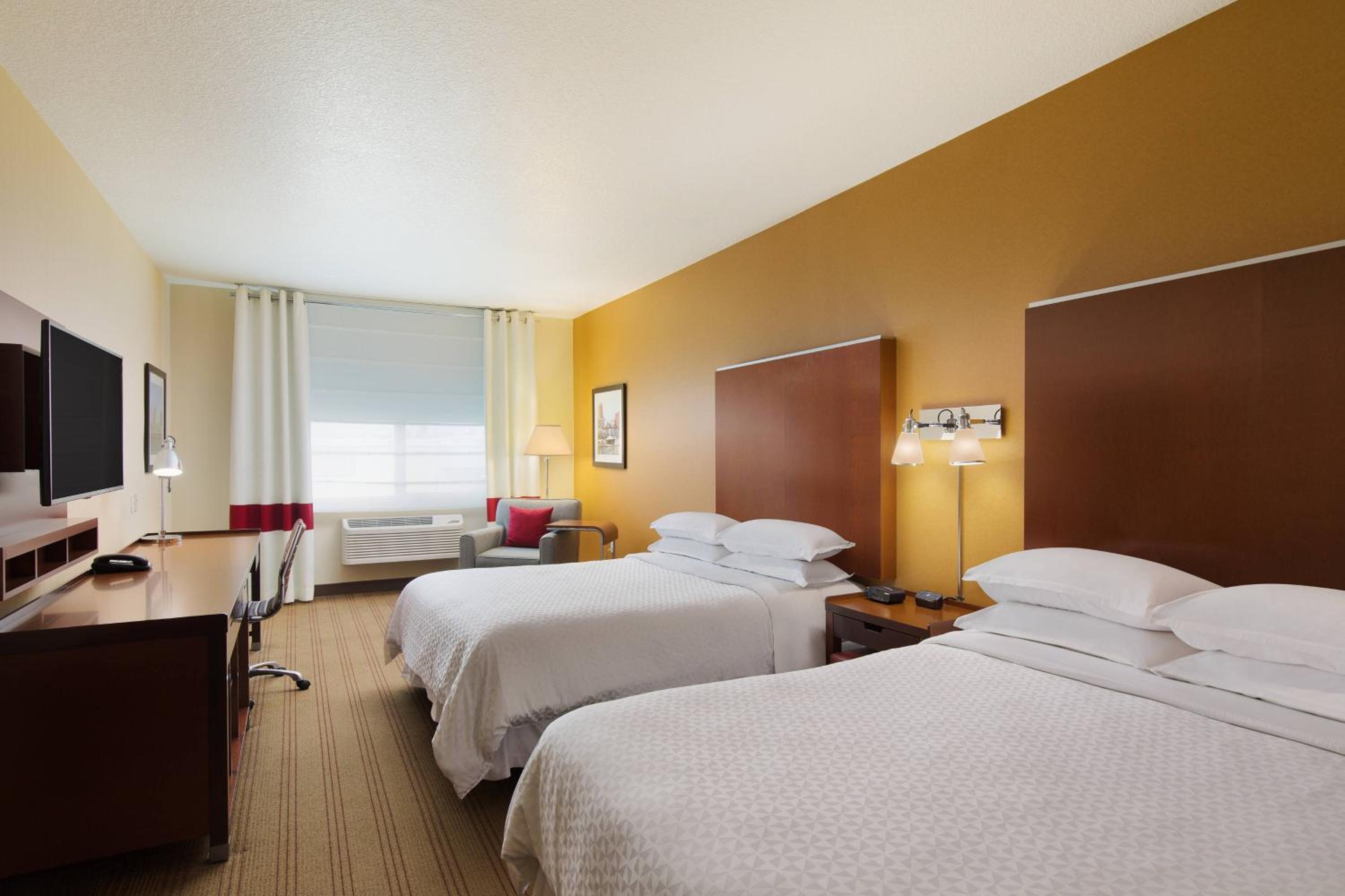 Deluxe Queen Room with Tub - Mobility Accessible - Photo 1