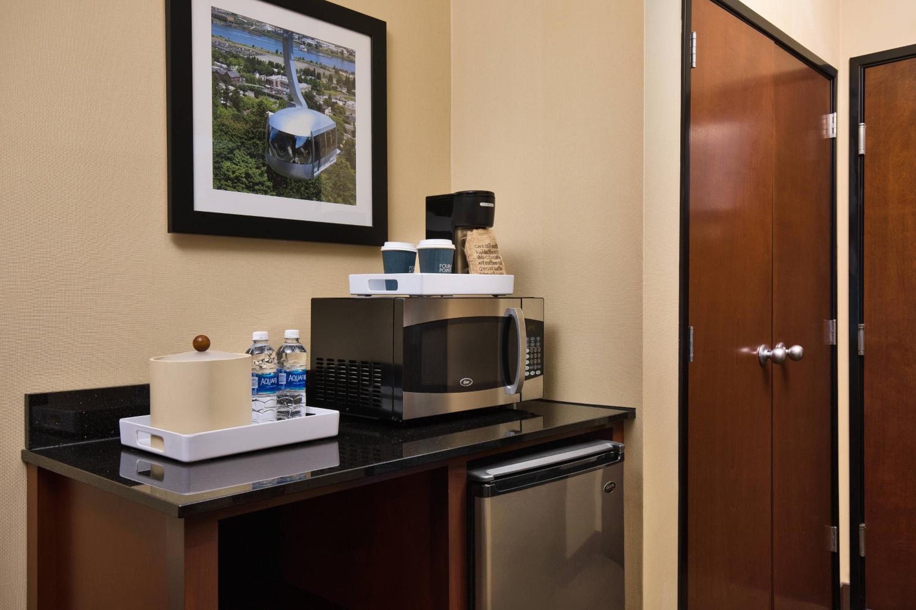 Deluxe Queen Room with Tub - Mobility Accessible - Photo 2