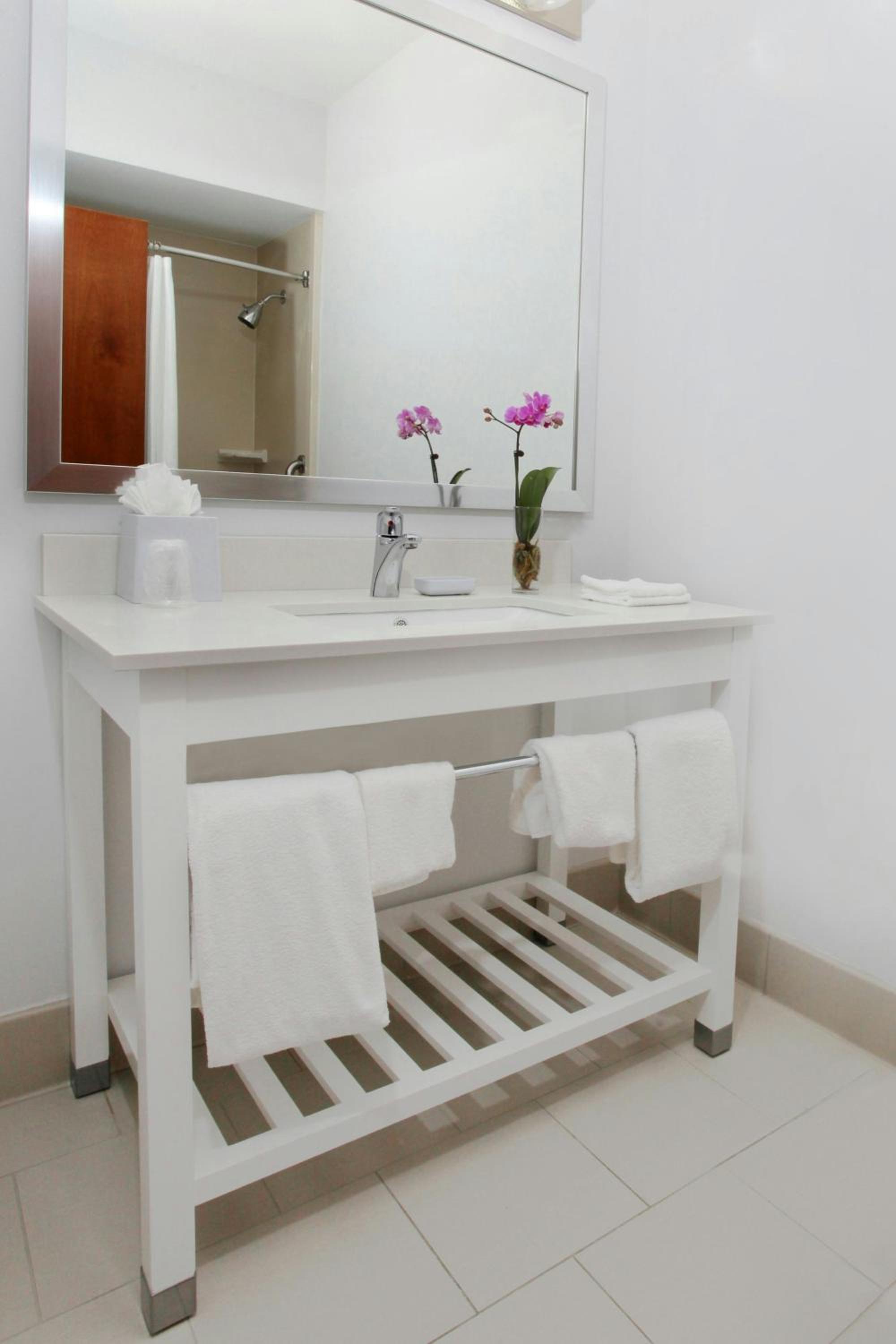 Deluxe Queen Room with Tub - Mobility Accessible - Photo 3