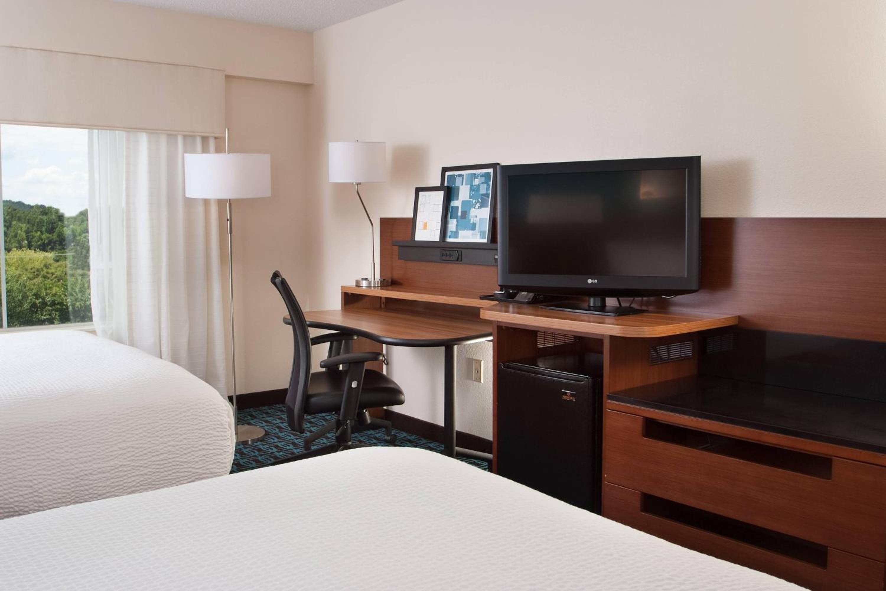 Queen Room with Two Queen Beds and Roll-in Shower - Mobility Accessible - Photo 2