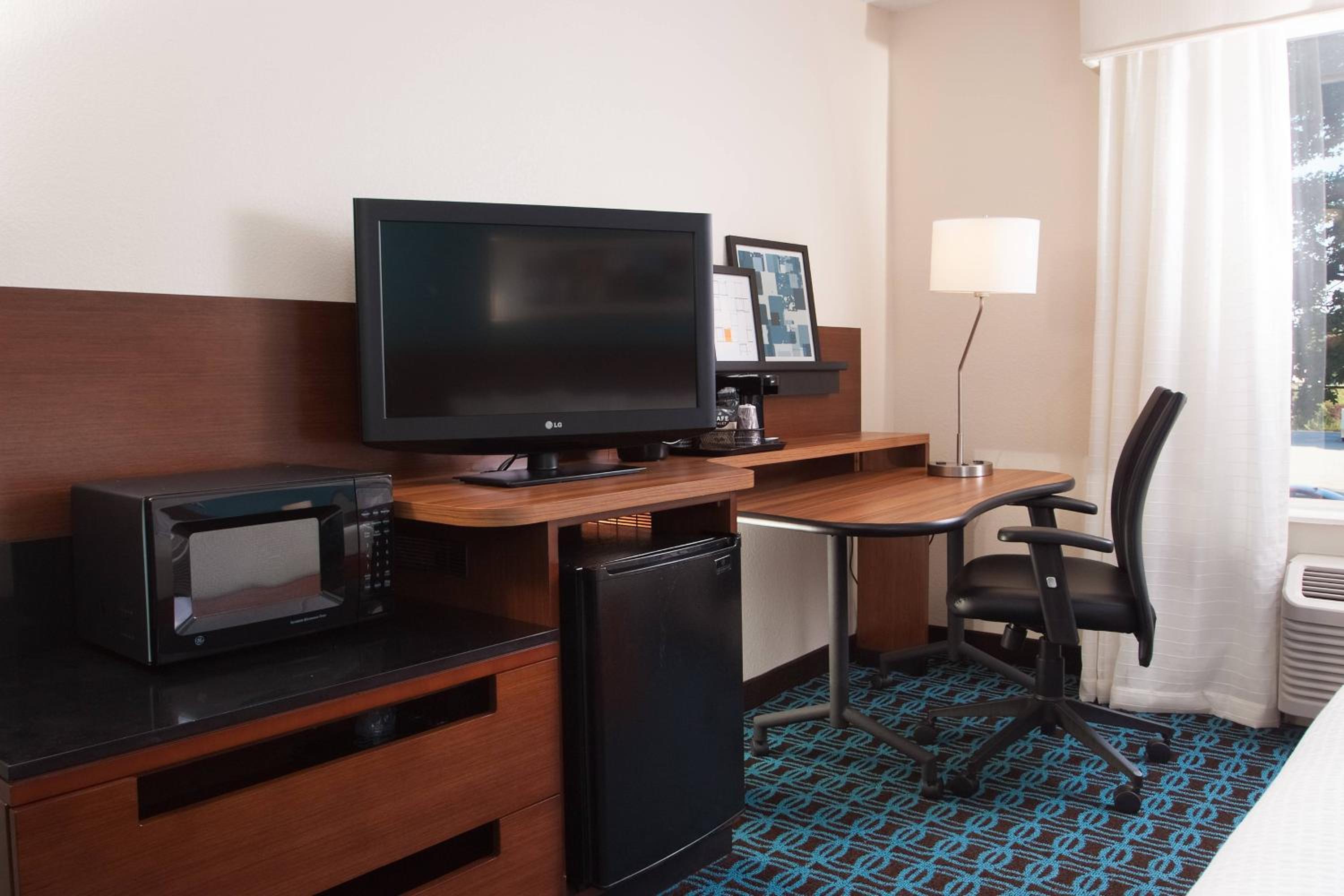 King Room with Adapted Tub - Mobility Accessible - Photo 2