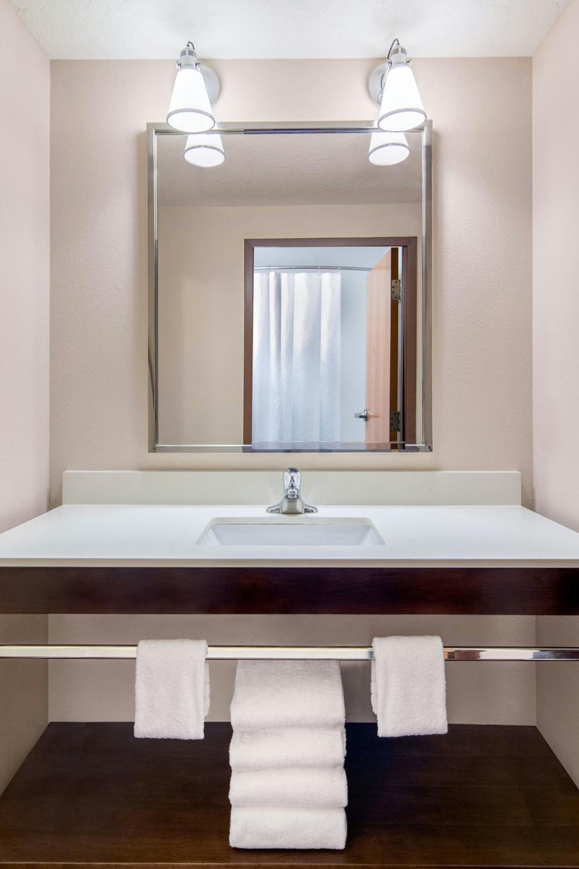 Traditional Queen Room with City View - Hearing Accessible photo 3