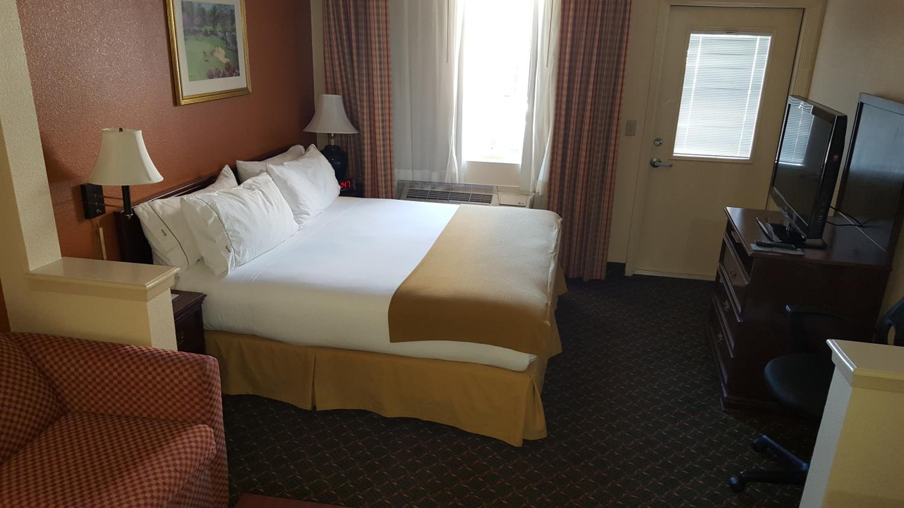 King Room with Balcony - Non-Smoking - Photo 4