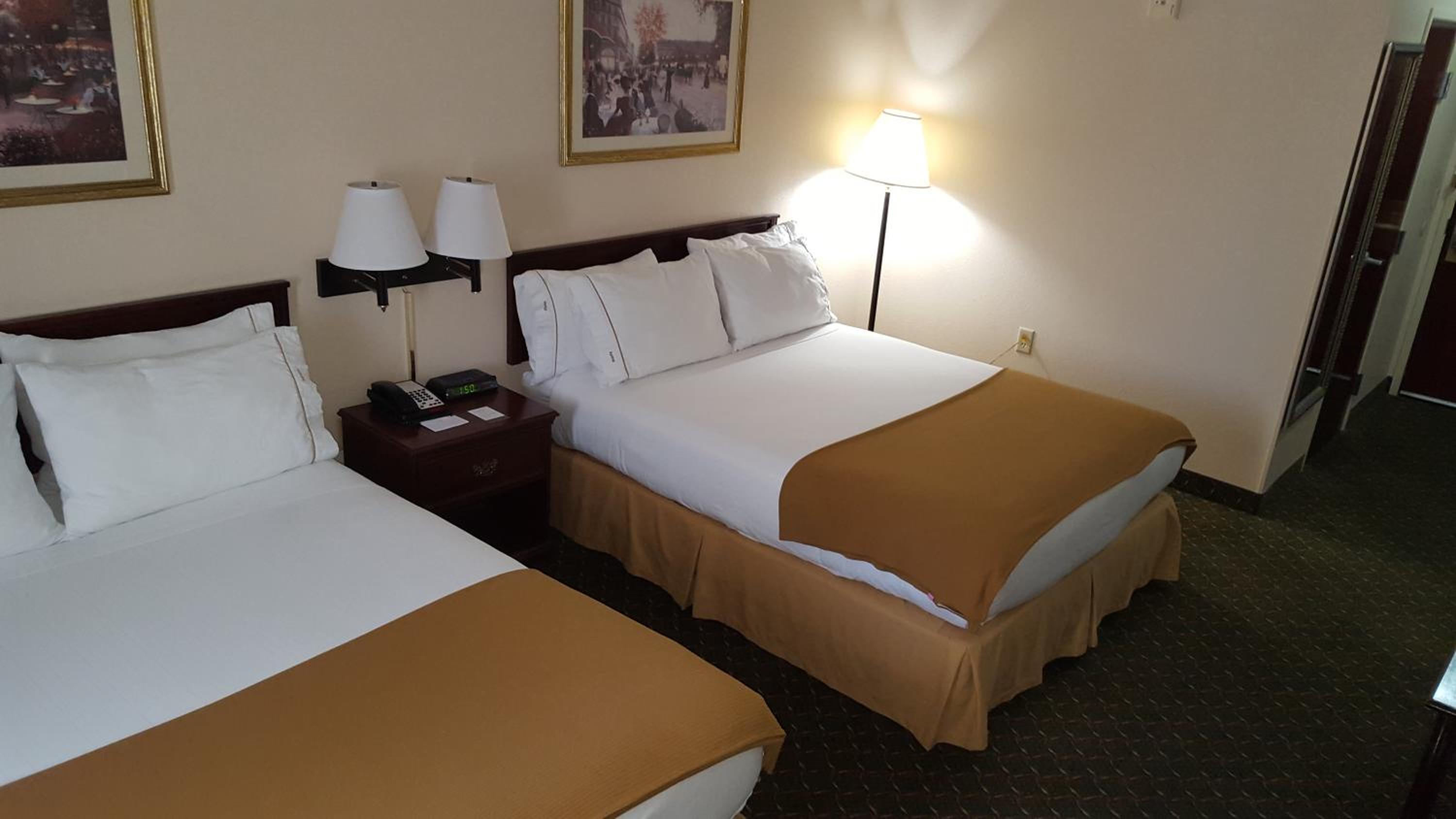 Queen Room with Two Queen Beds - Non-Smoking - Photo 6