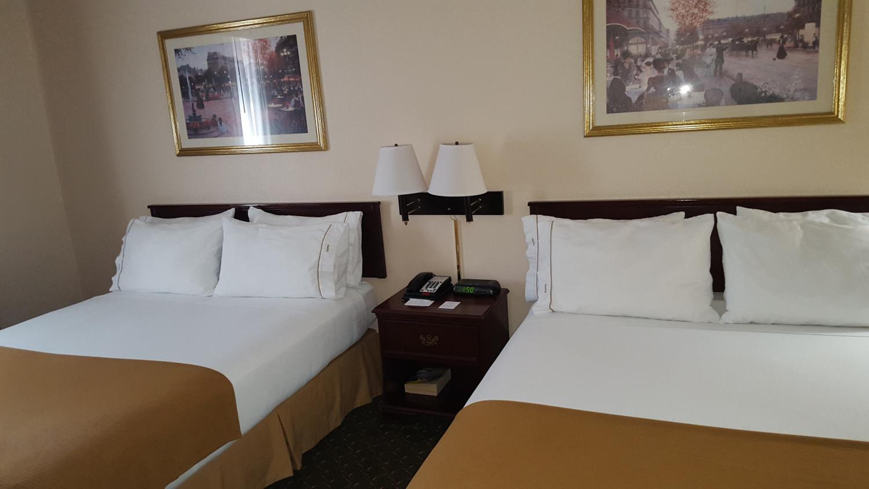 Queen Room with Two Queen Beds - Non-Smoking - Photo 7