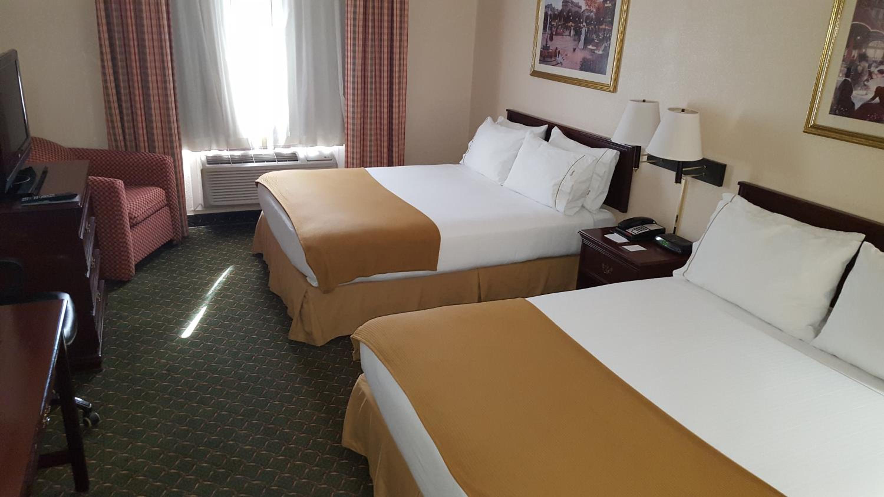 Queen Room with Two Queen Beds - Non-Smoking - Photo 8