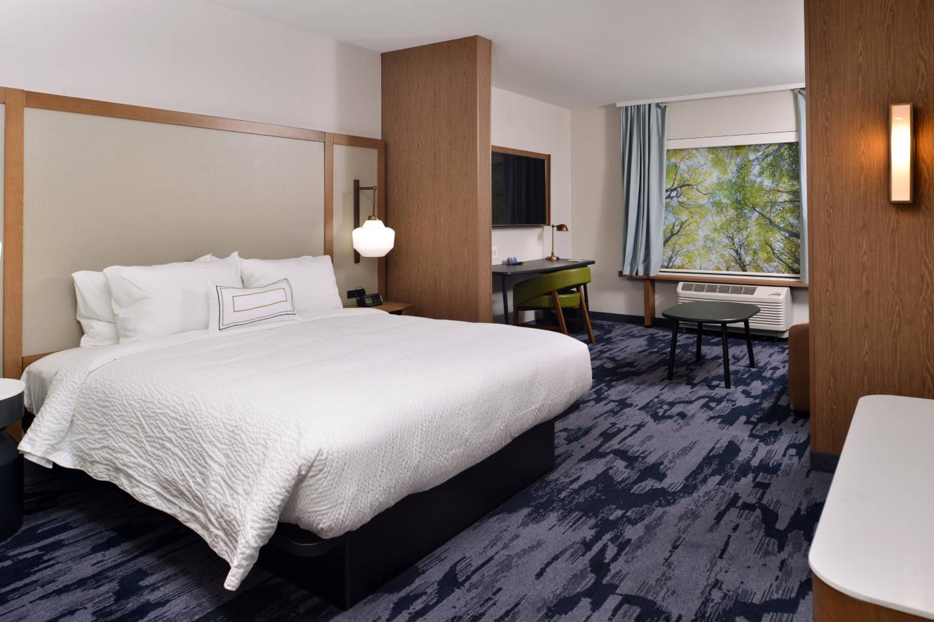 King Suite with Sitting Area and Sofa Bed photo 3
