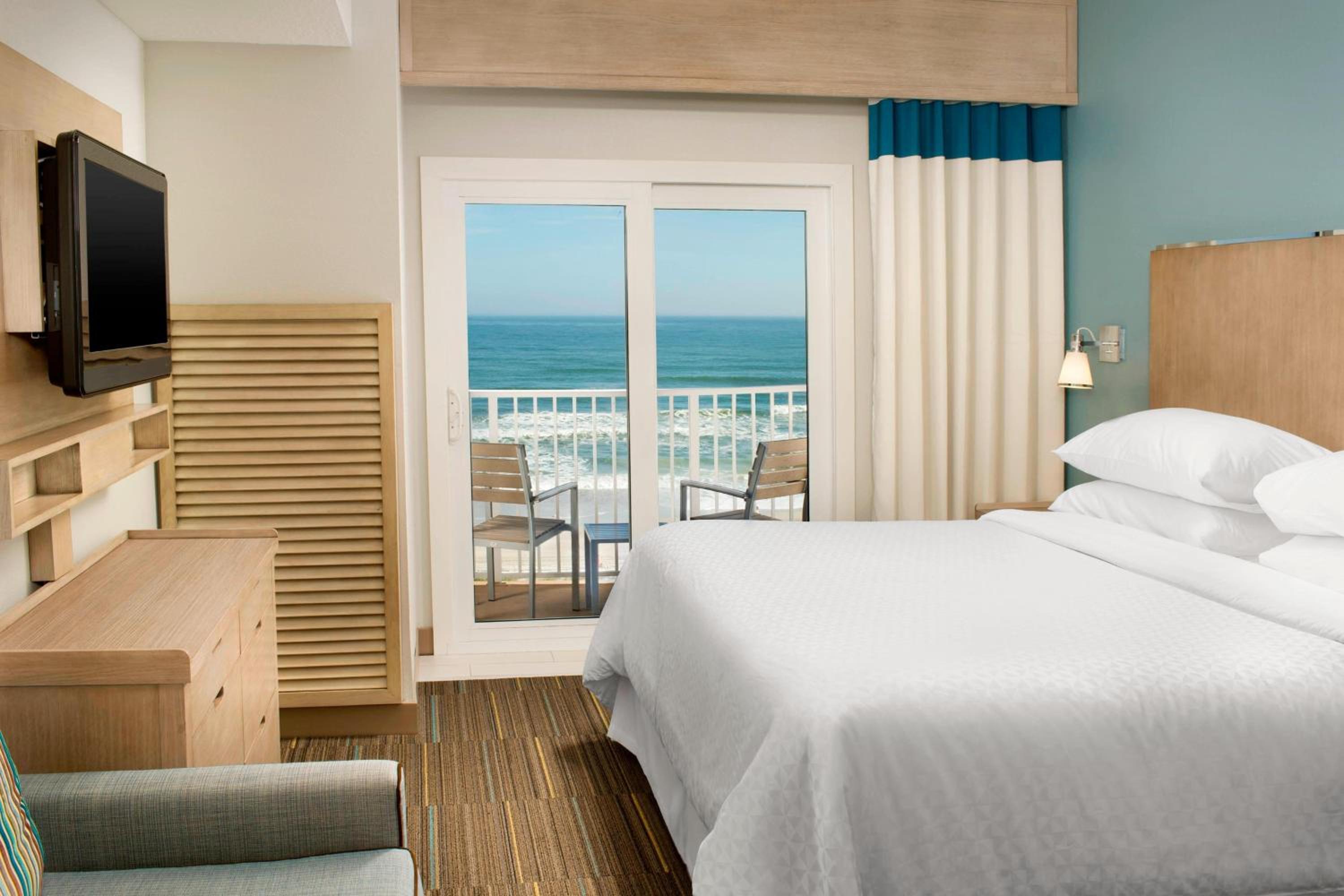 Junior King Suite with Sofa Bed, Adapted Tub, Balcony and Ocean View - Mobility and Hearing Accessible