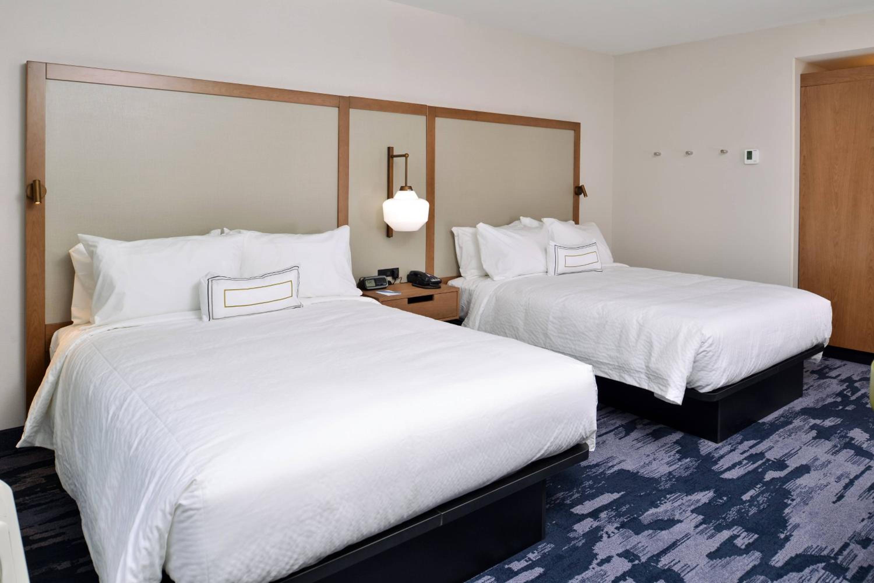 Queen Room with Two Queen Beds photo 2