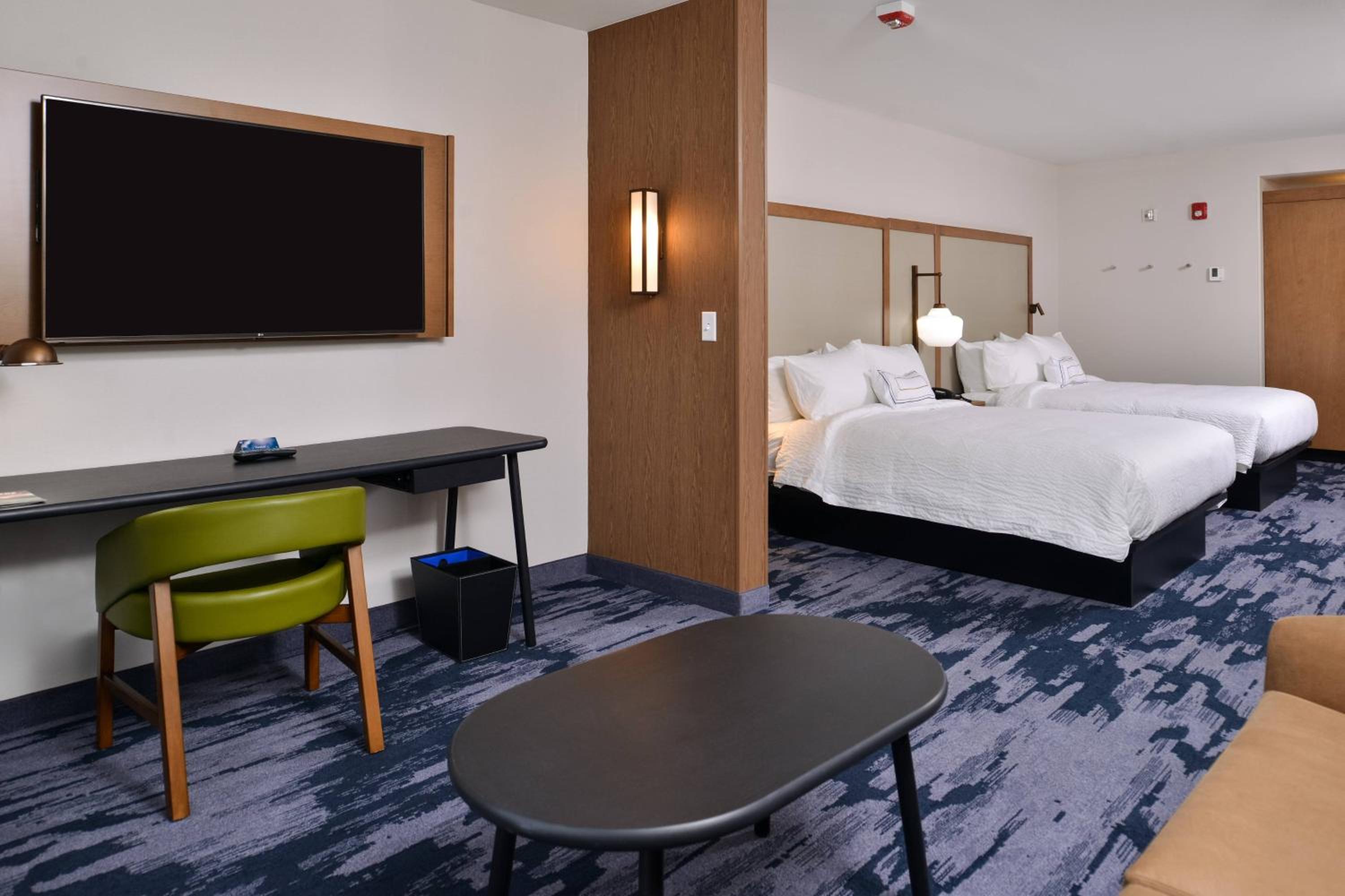 Queen Suite with Two Queen Beds, Sitting Area and Sofa Bed photo 3