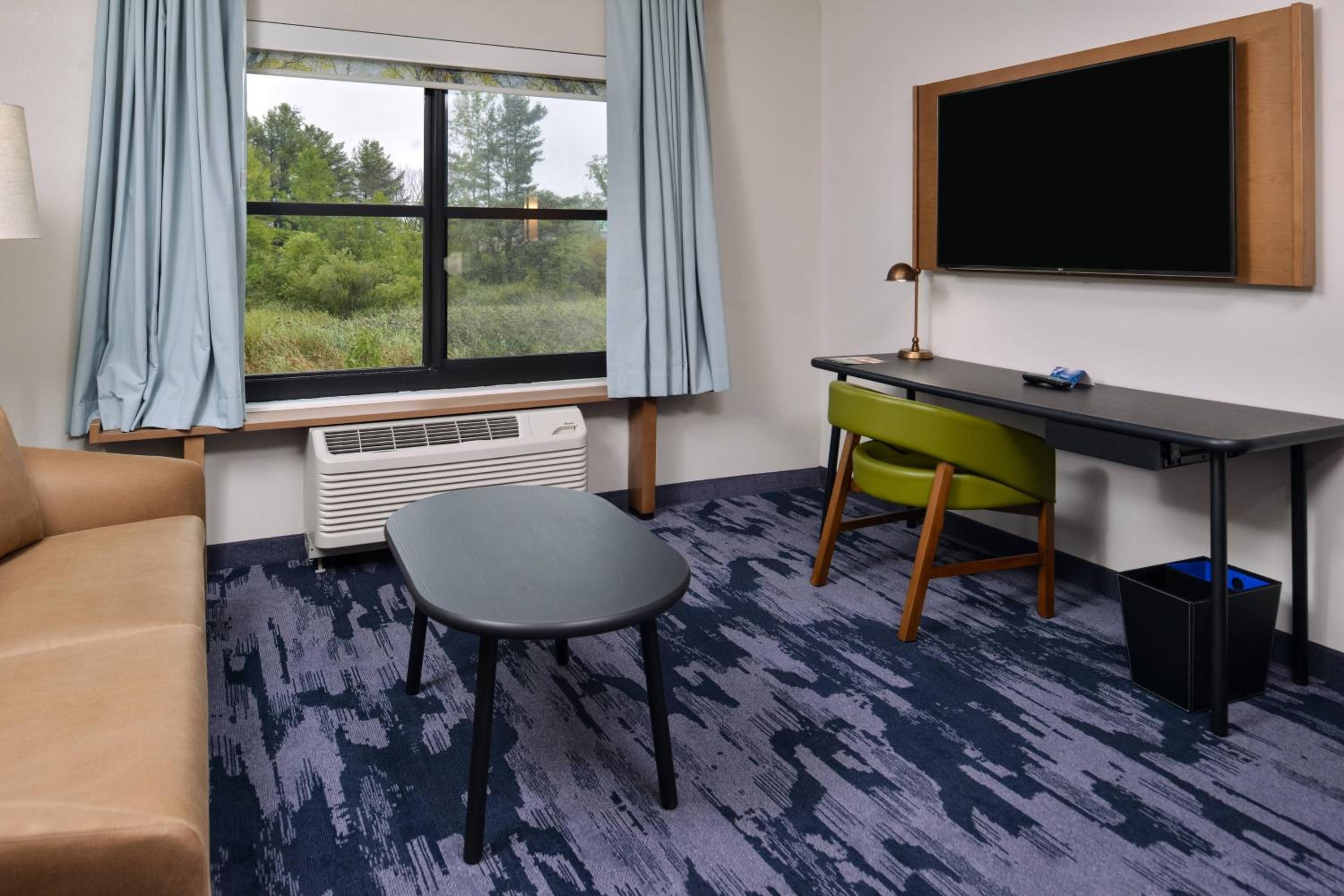 Queen Suite with Two Queen Beds, Sitting Area and Sofa Bed photo 1