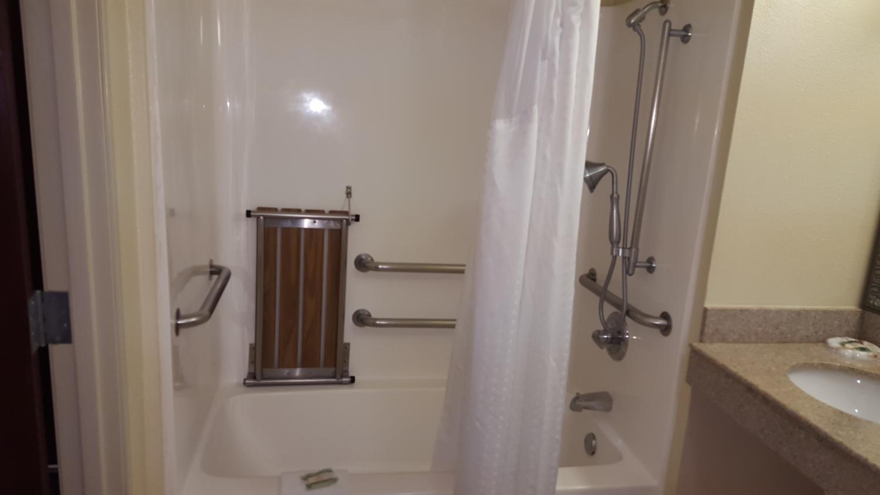 Queen Room with Two Queen Beds and Balcony - Non-Smoking - Photo 4