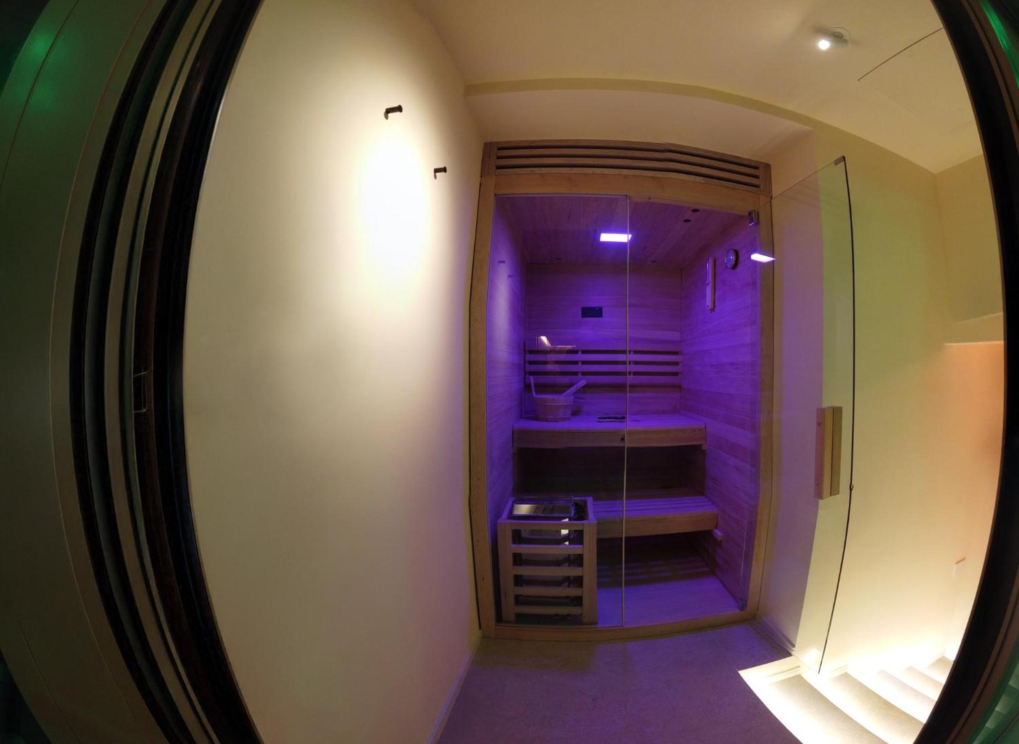 Suite with Hot Tub photo 1