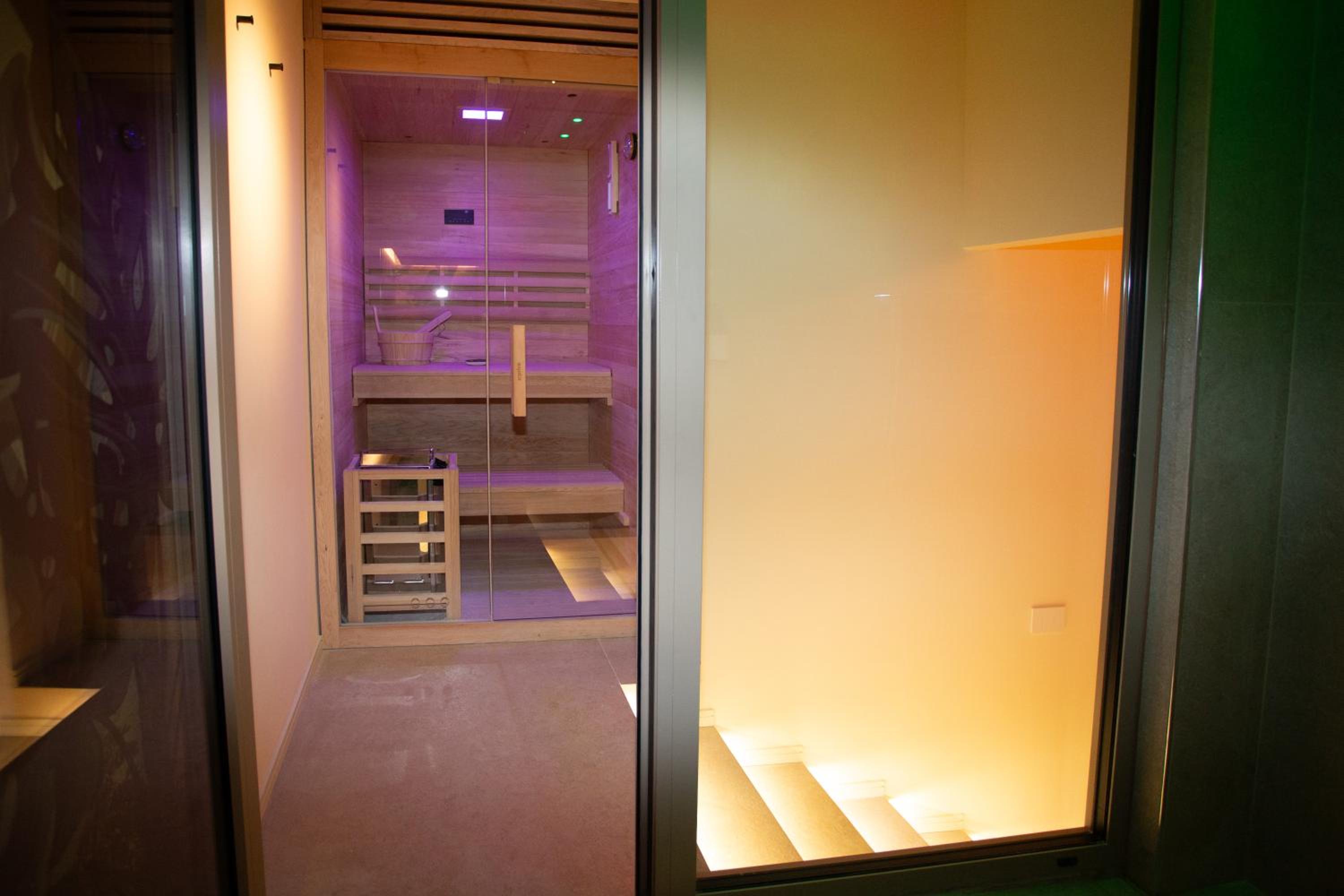 Suite with Hot Tub photo 2