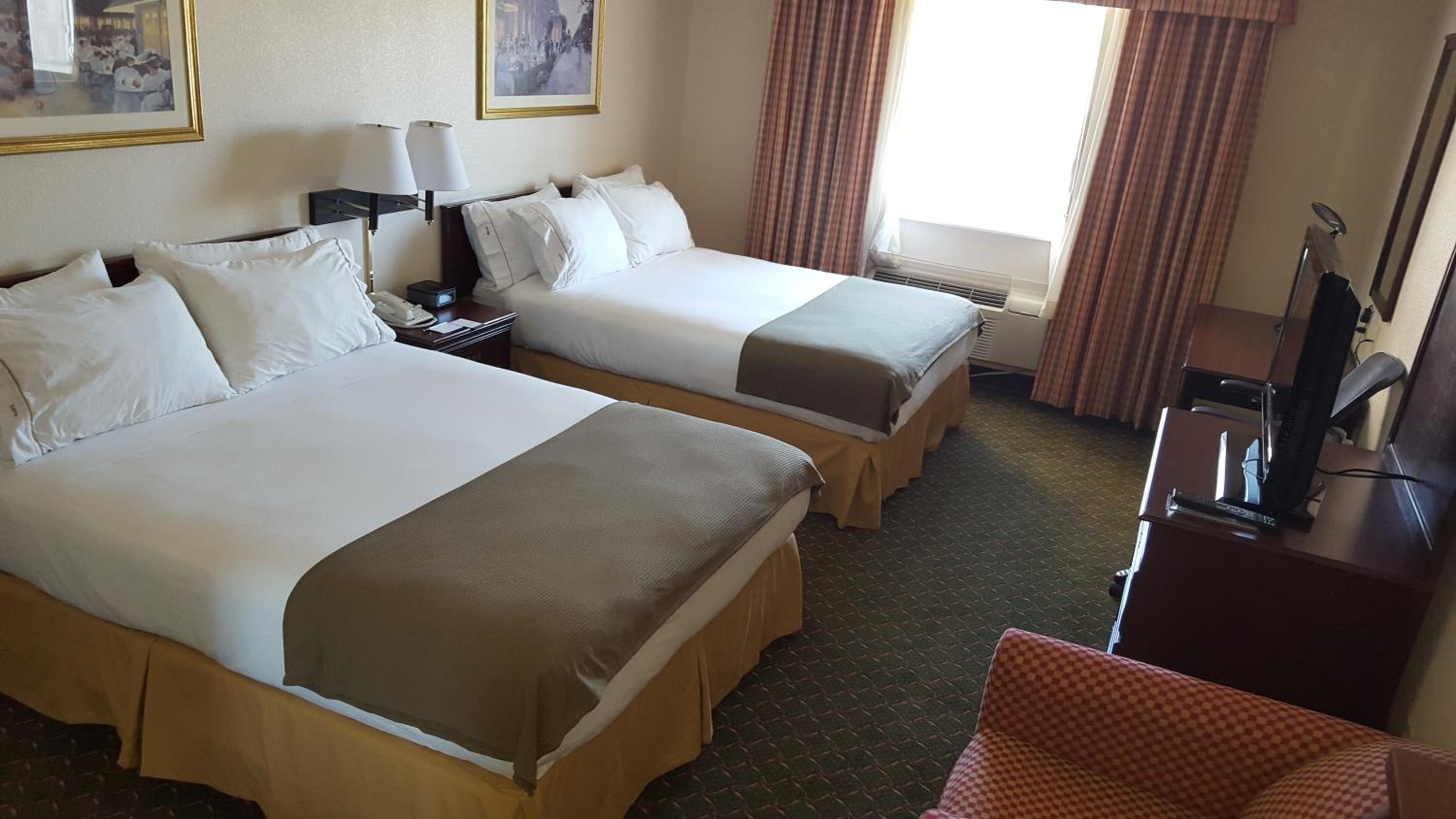 Queen Room with Two Queen Beds and Balcony - Non-Smoking - Photo 6