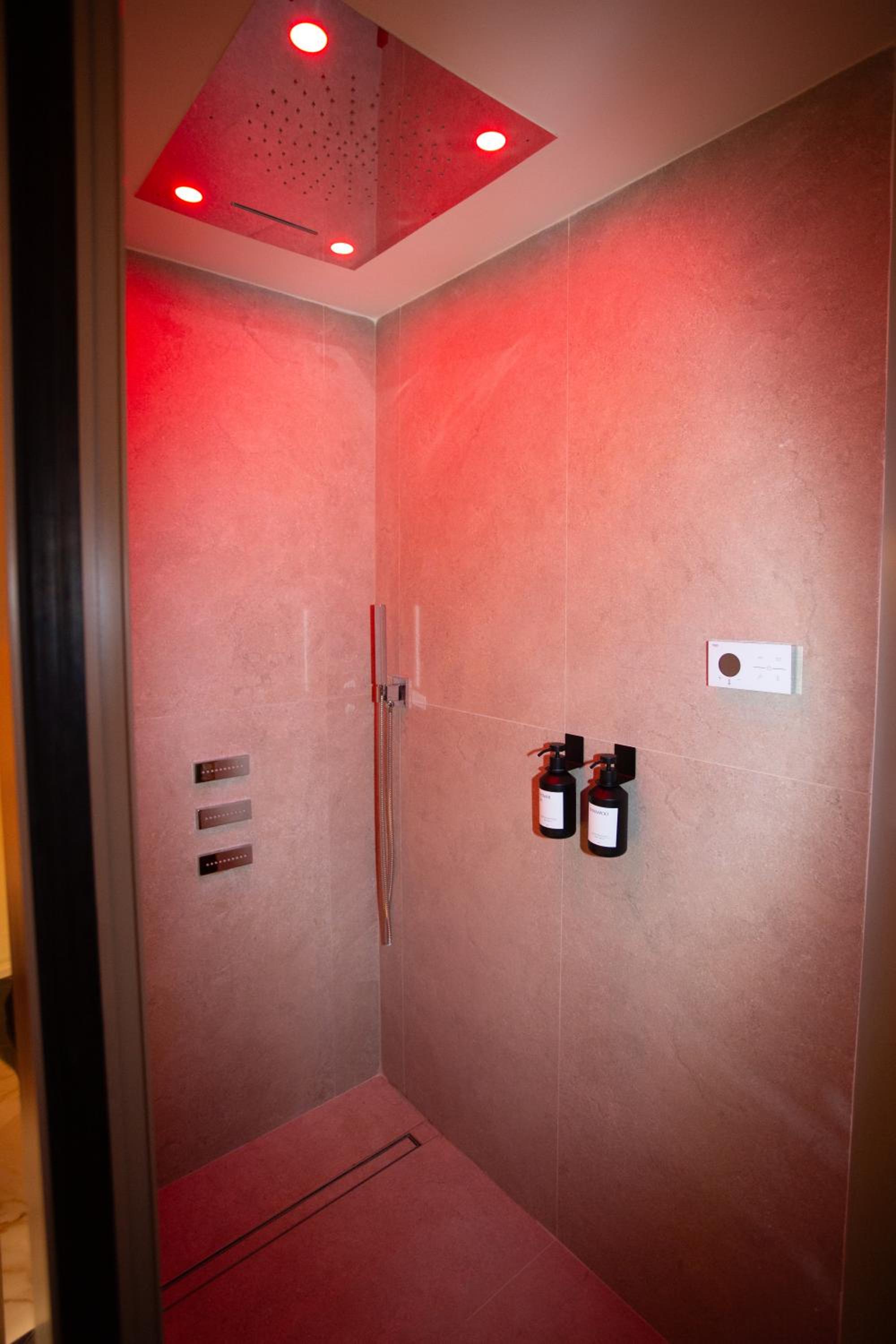 Suite with Hot Tub photo 3