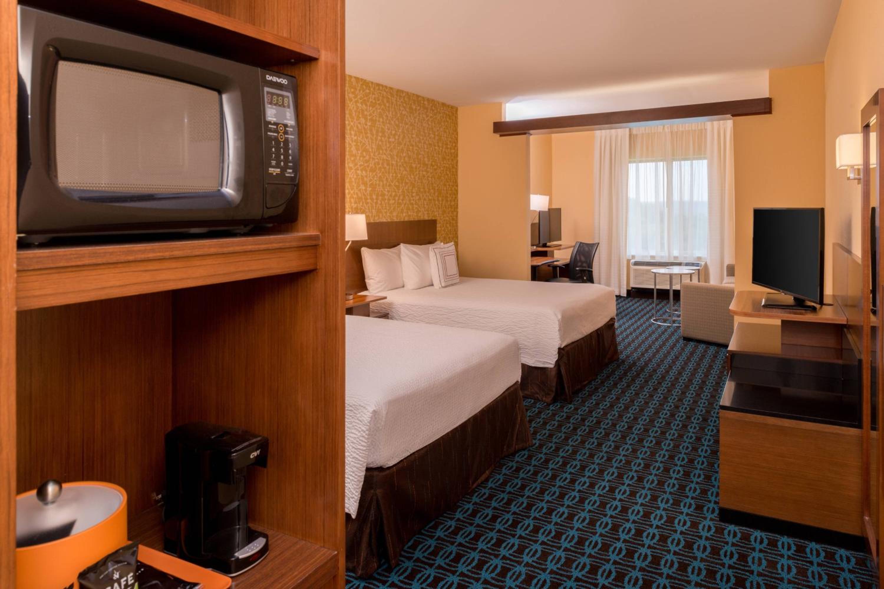 Queen Suite with Two Queen Beds, Bathtub and Sofa Bed - Mobility Access/Hearing Accessible photo 2