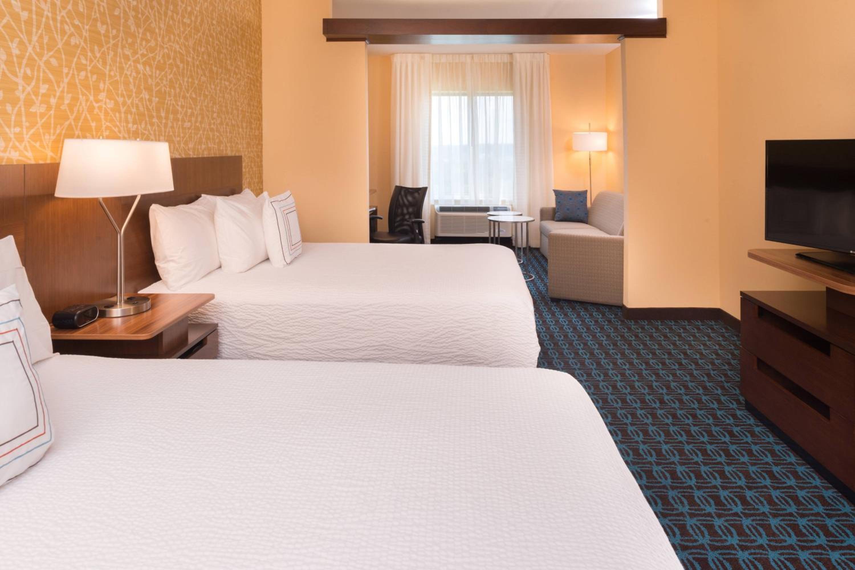 Queen Suite with Two Queen Beds, Bathtub and Sofa Bed - Mobility Access/Hearing Accessible photo 1