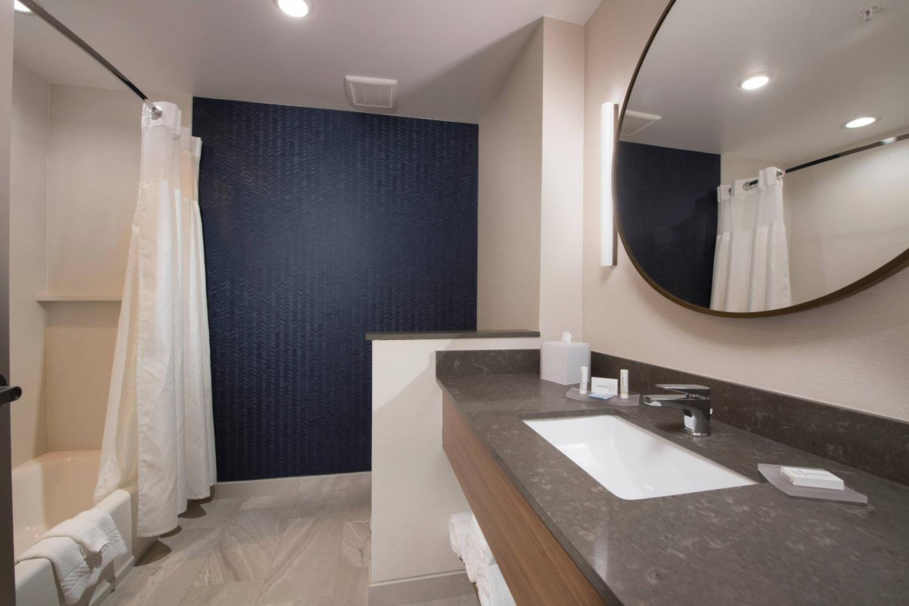 Queen Room with Two Queen Beds - Hearing Accessible - Photo 3