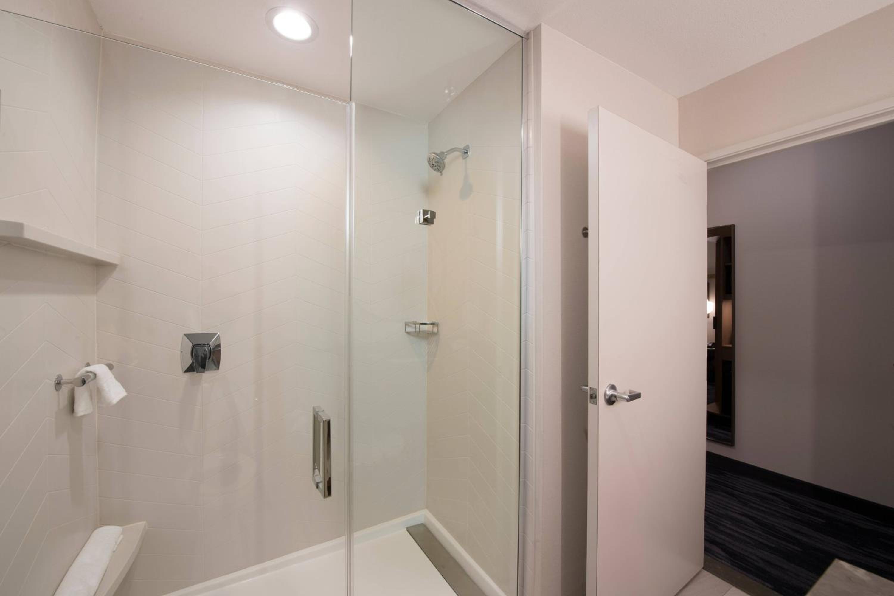 King Room - Hearing Accessible - Photo 3