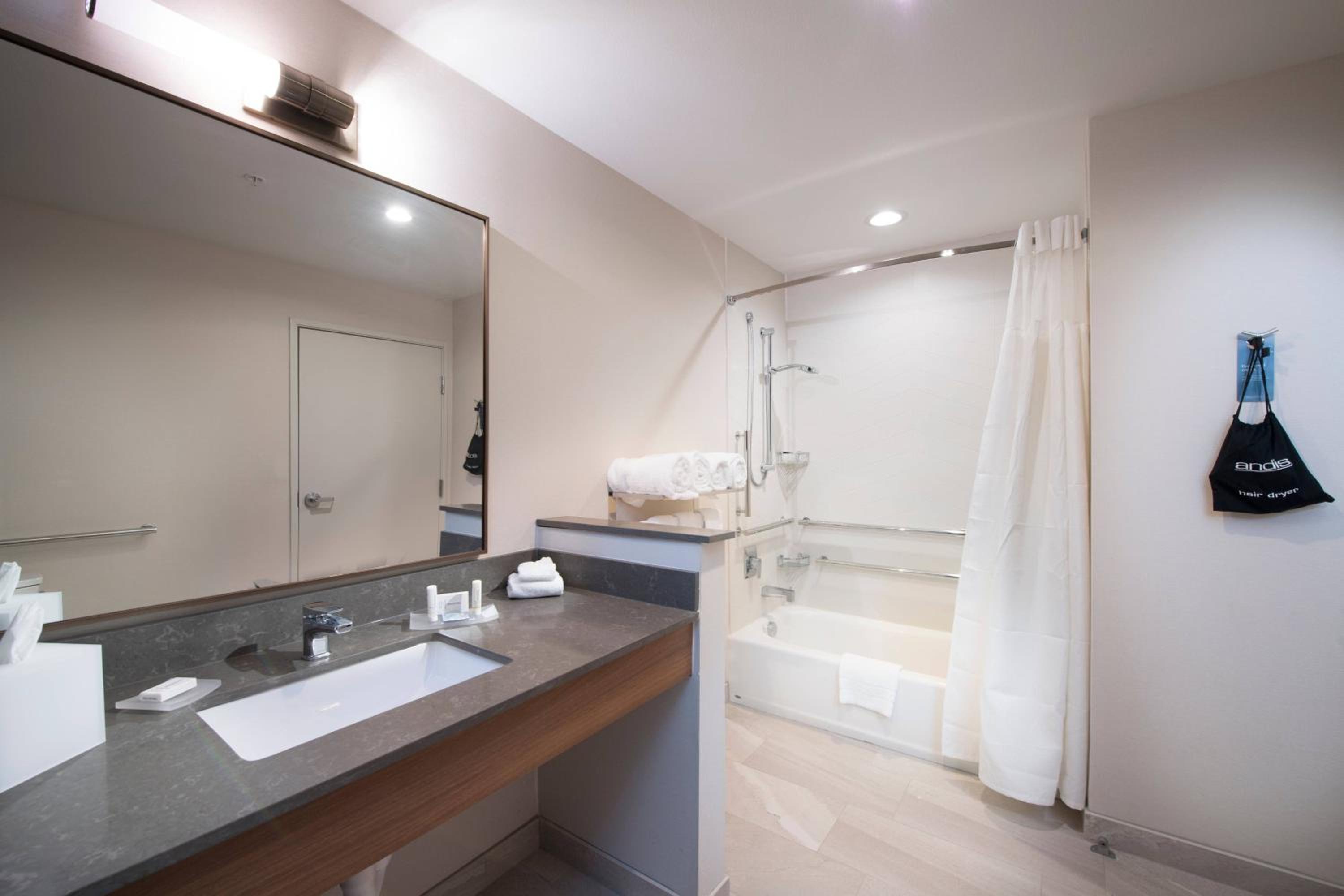 Queen Room with Two Queen Beds - Hearing Accessible - Photo 4