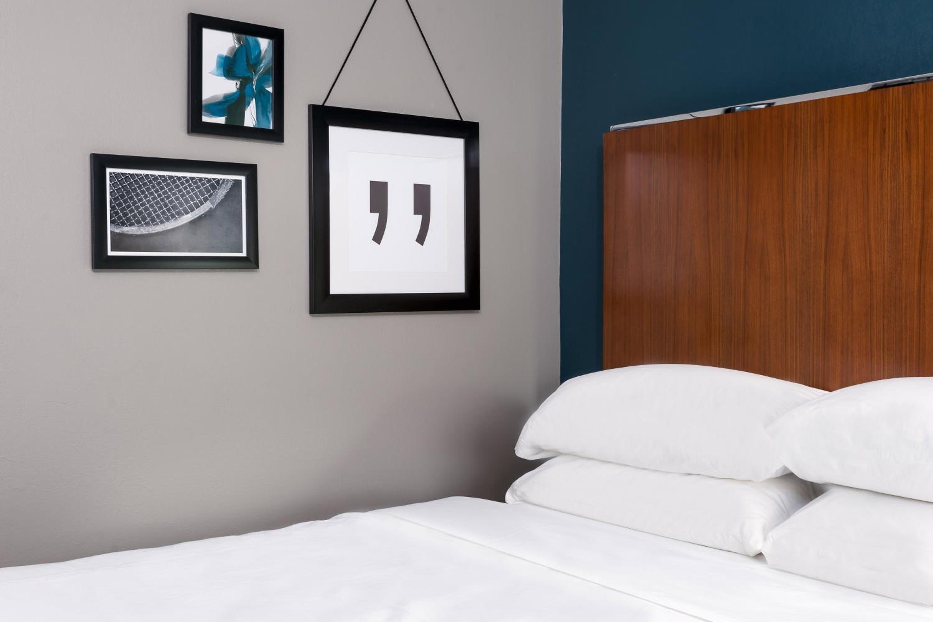 King Room with Roll-In Shower - Mobility/Hearing Accessible photo 3