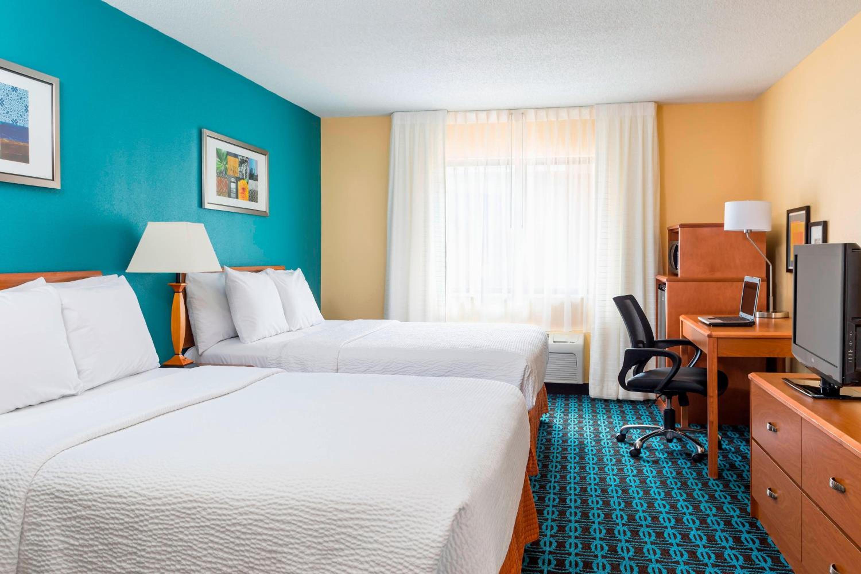 Queen Room with Two Queen Beds photo 1