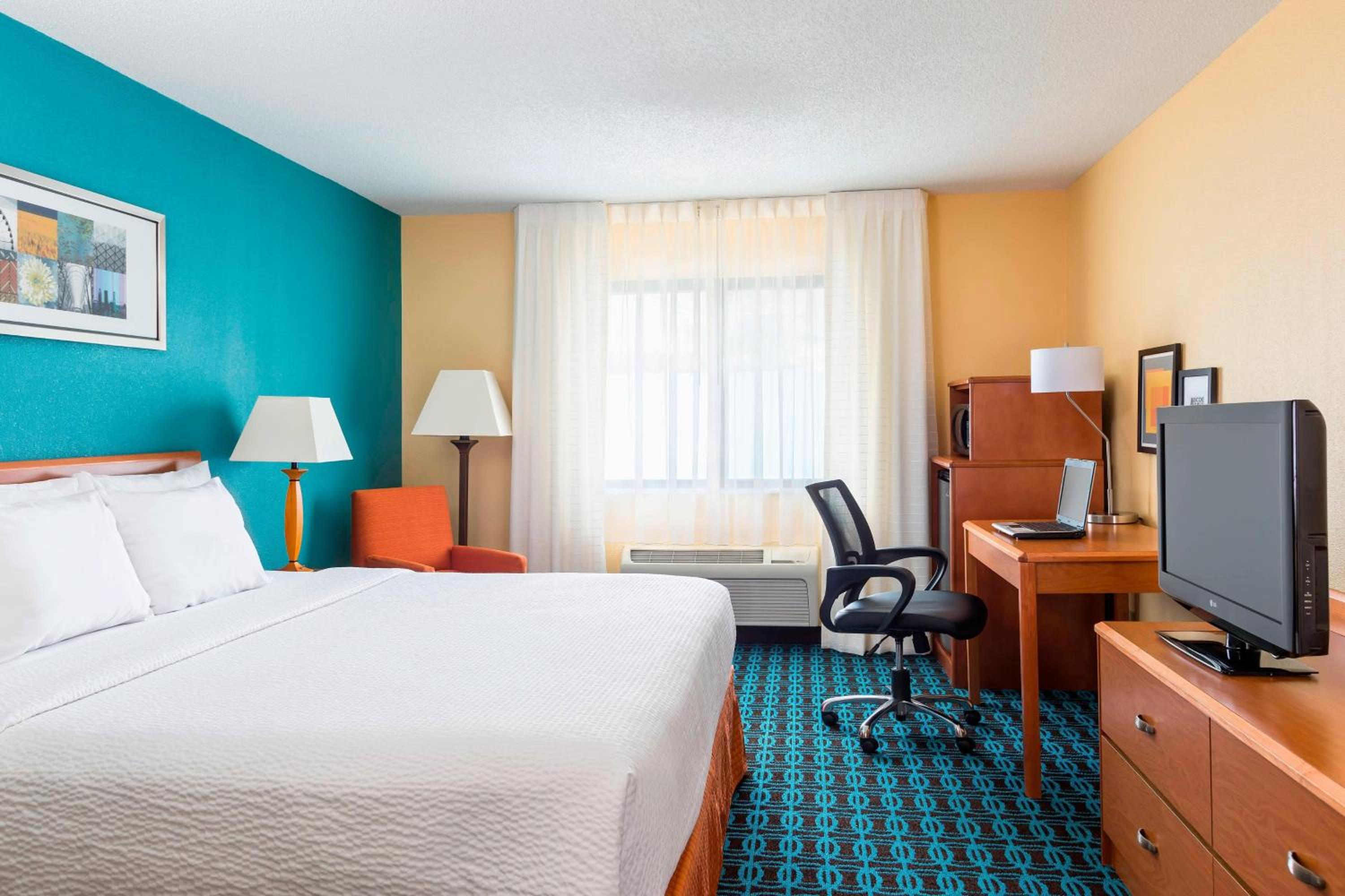 King Room with Bathtub - Mobility Access/Hearing Accessible - Photo 1