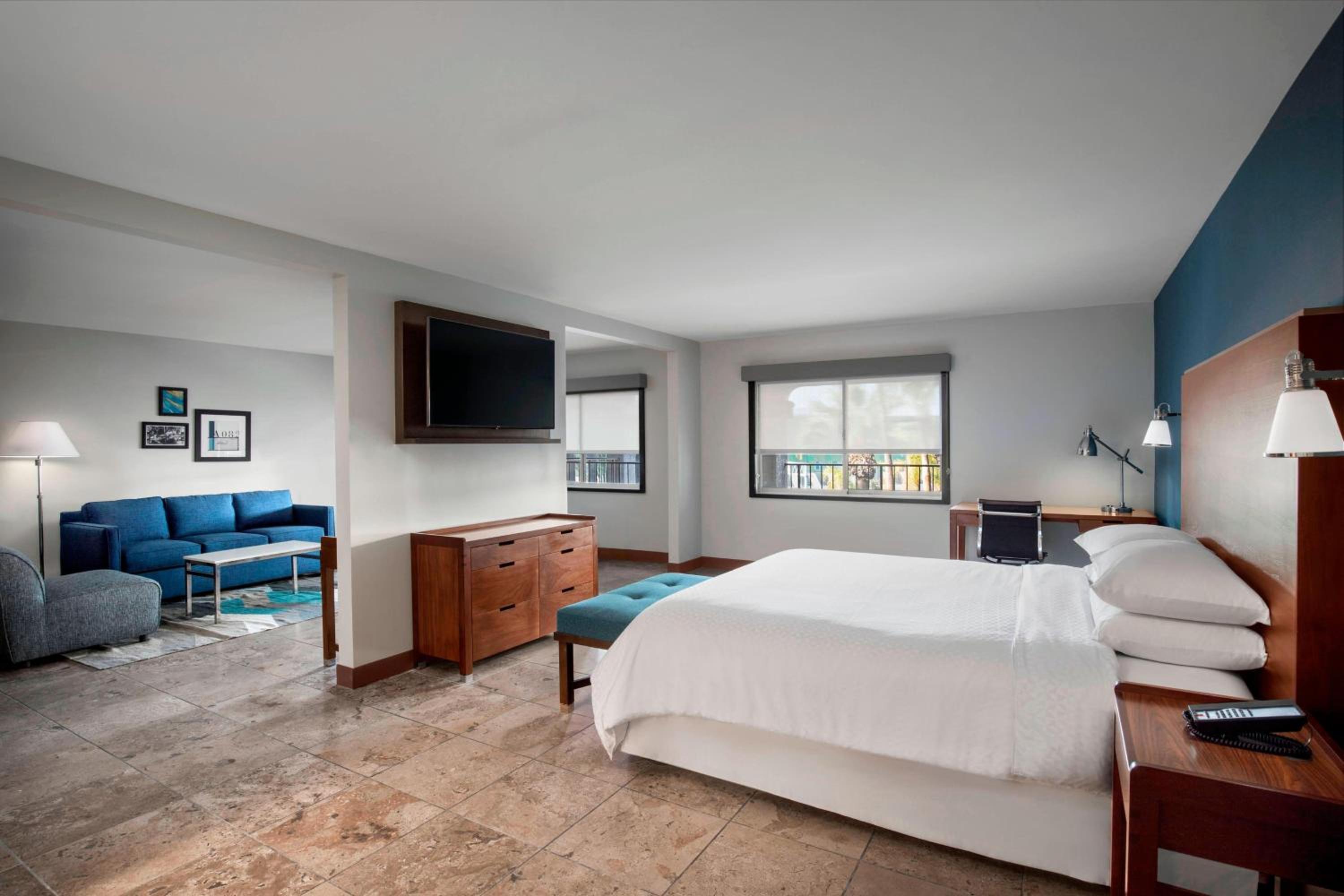 King Suite with Pool View - Mobility Accessible with Roll-in Shower photo 2