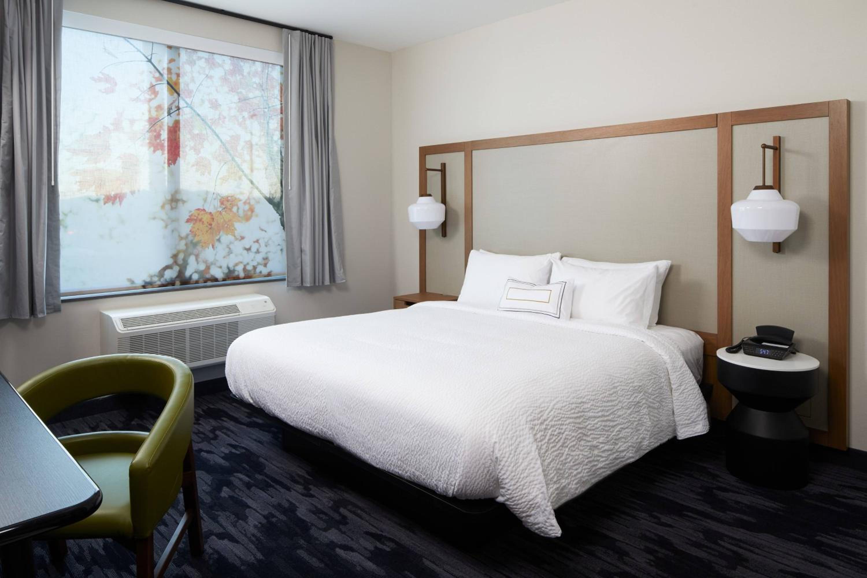 King Room with Adapted Tub - Mobility Accessible - Photo 1