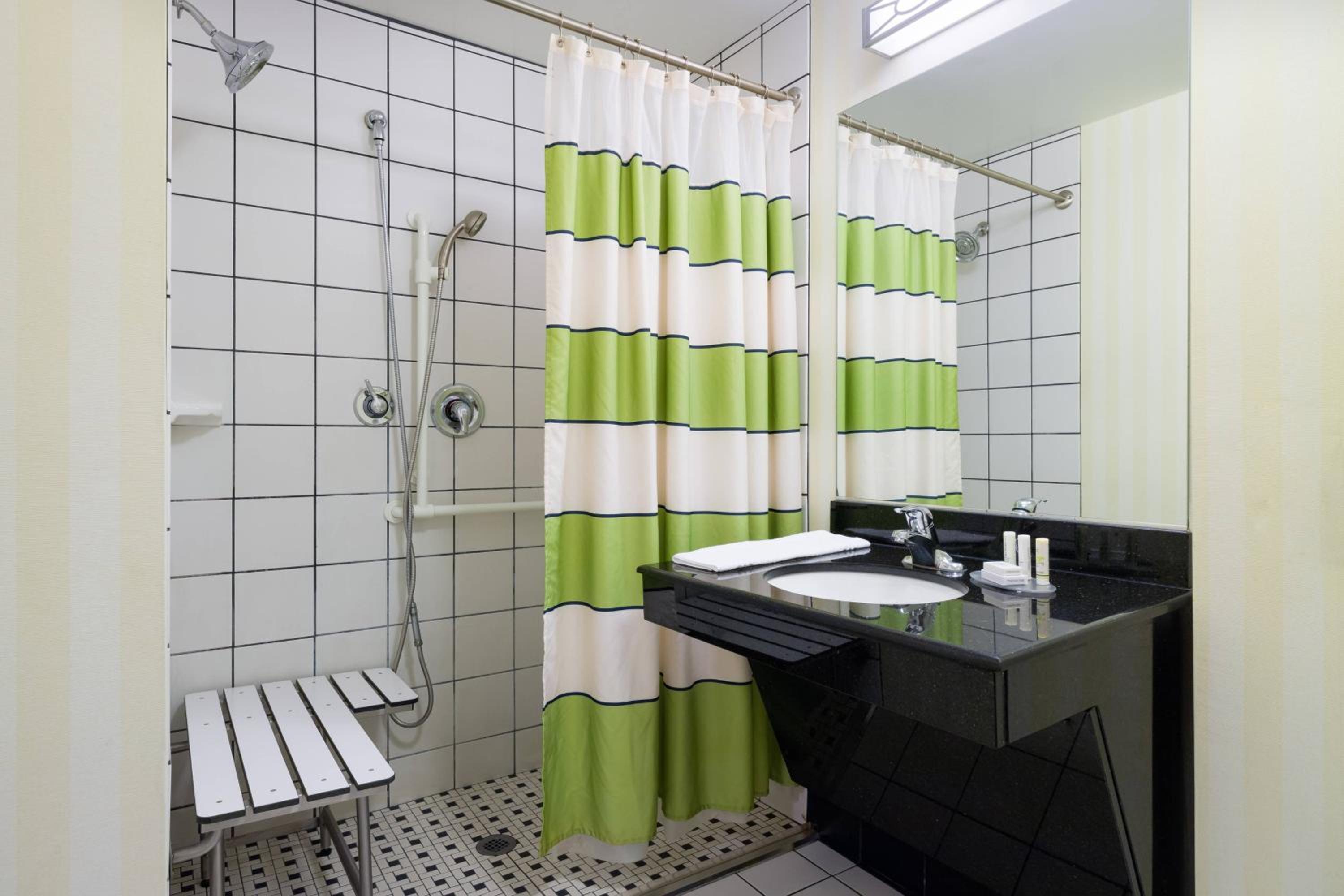 Double Room with Two Double Beds and Transfer Shower - Mobility and Hearing Accessible - Photo 3