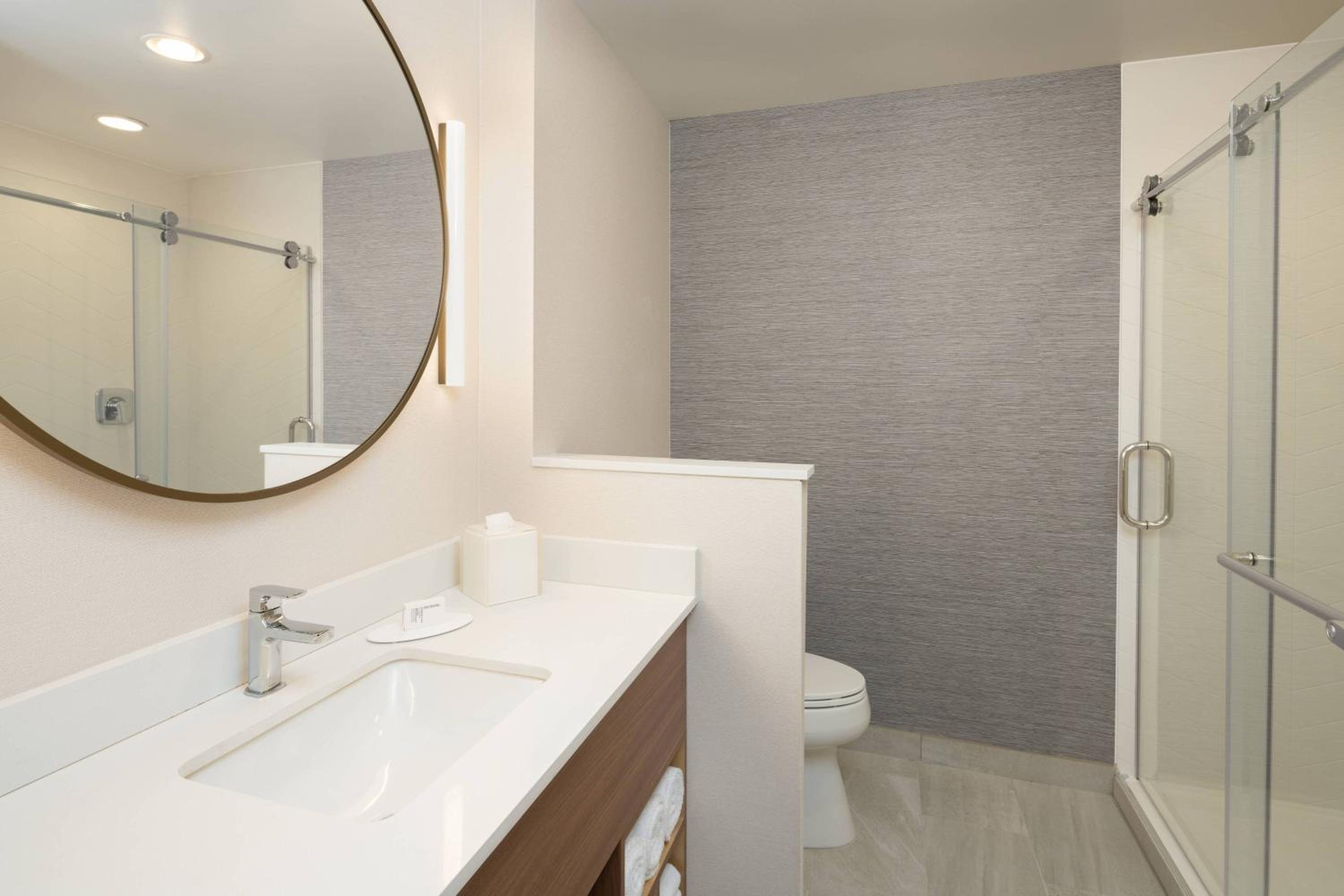 King Room with Roll-in Shower - Mobility Accessible
