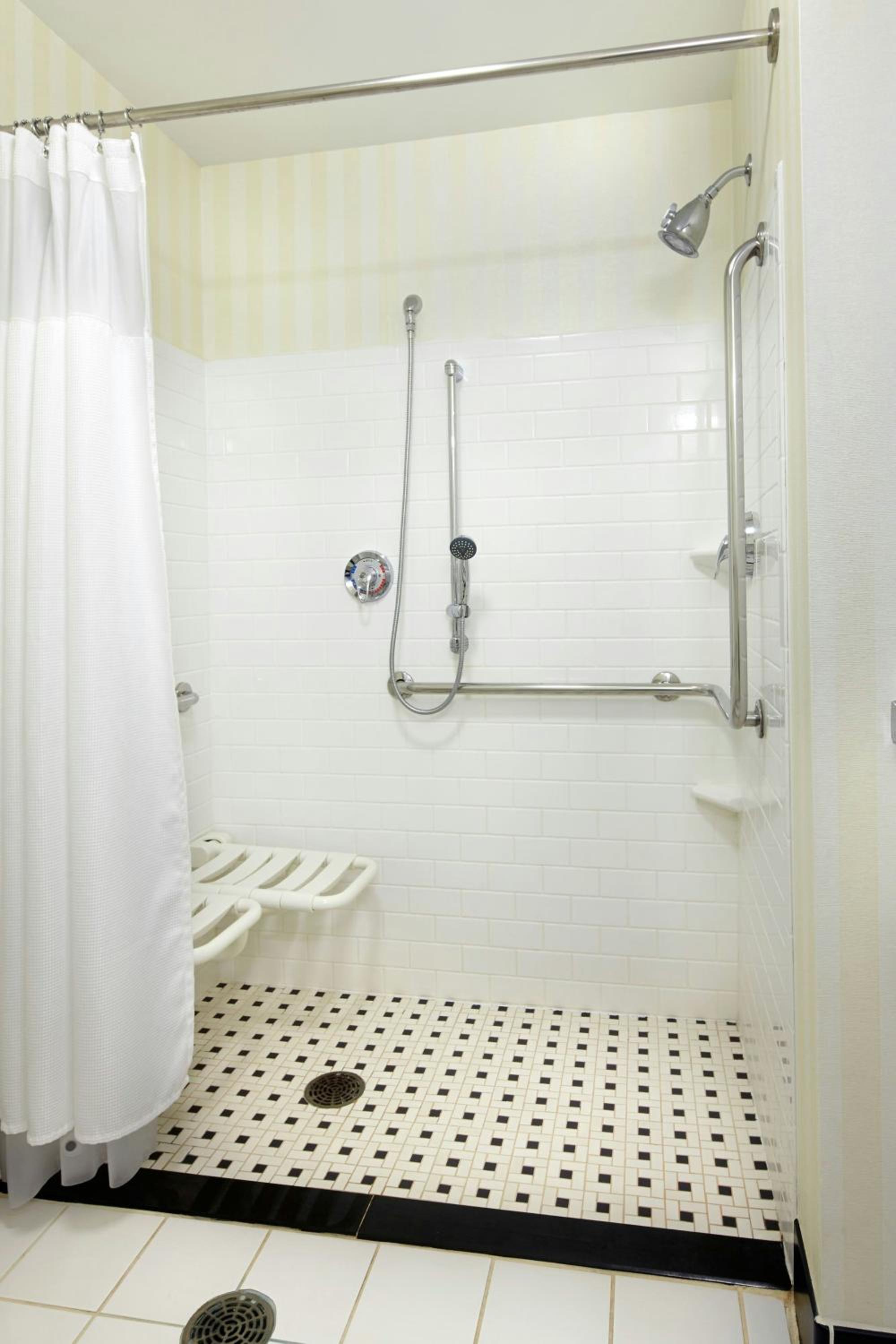 King Room - Hearing Accessible photo 3