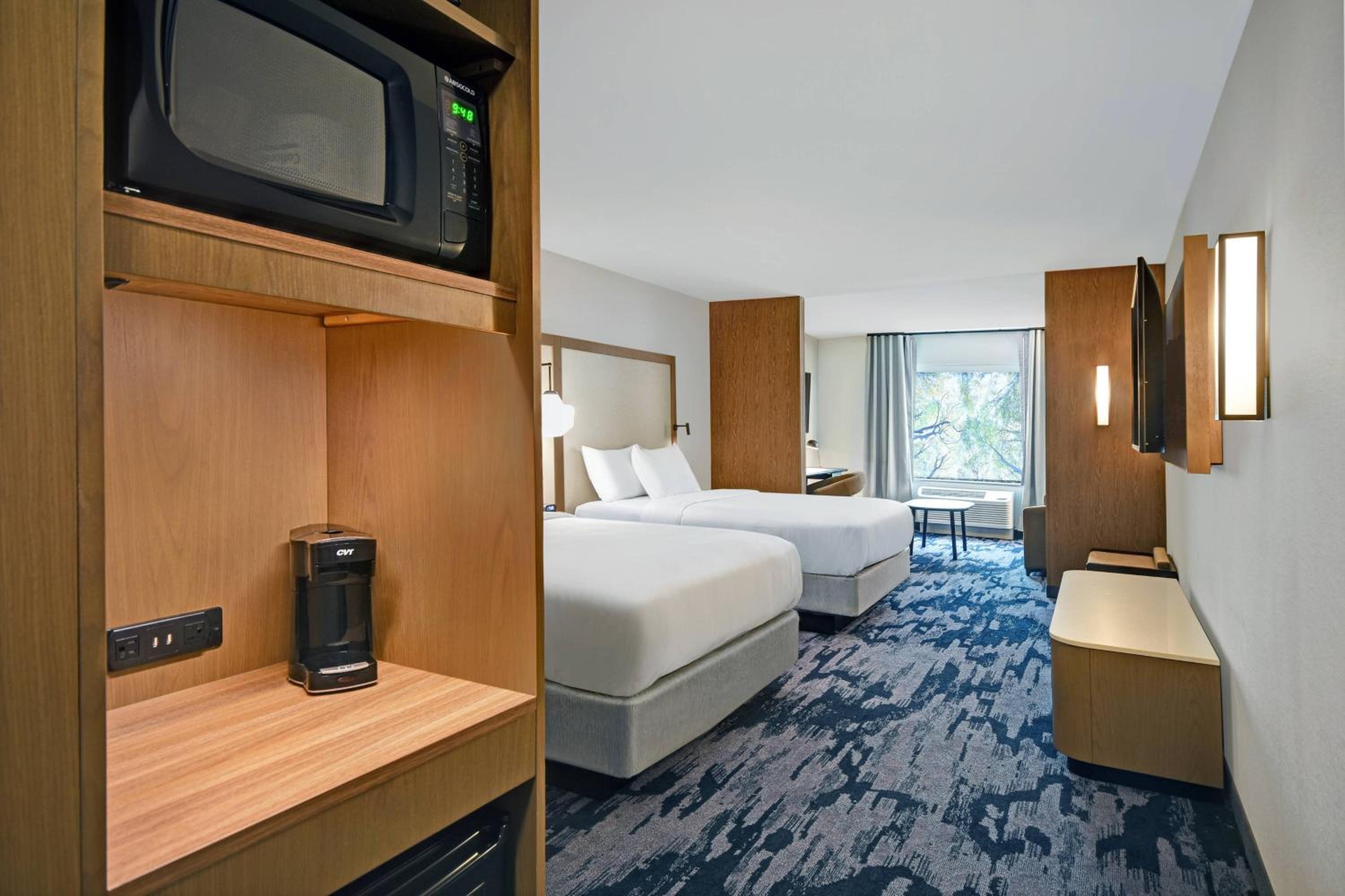Queen Suite with Two Queen Beds and Sofa Bed - Photo 3