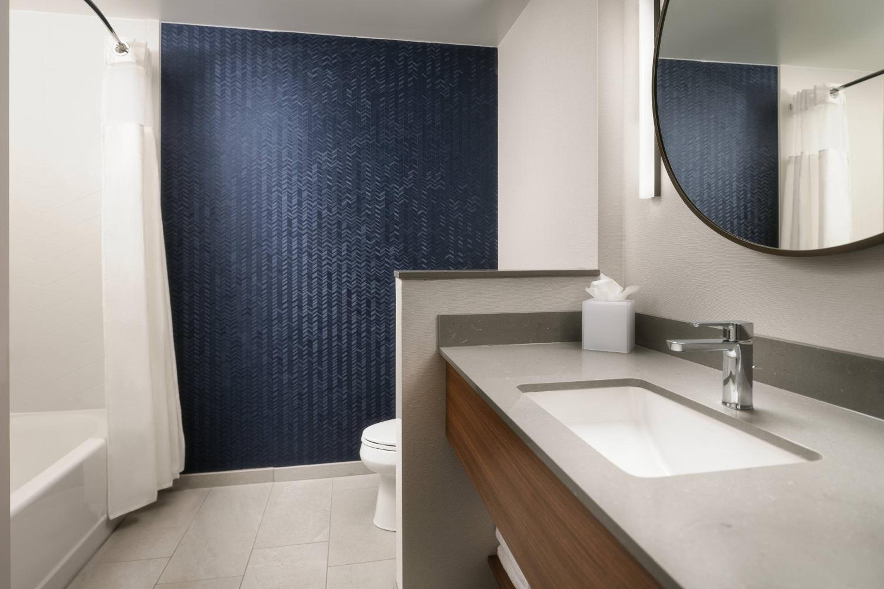 Studio with Two Queen Beds, Bathtub and Sofa Bed - Mobility Access photo 2