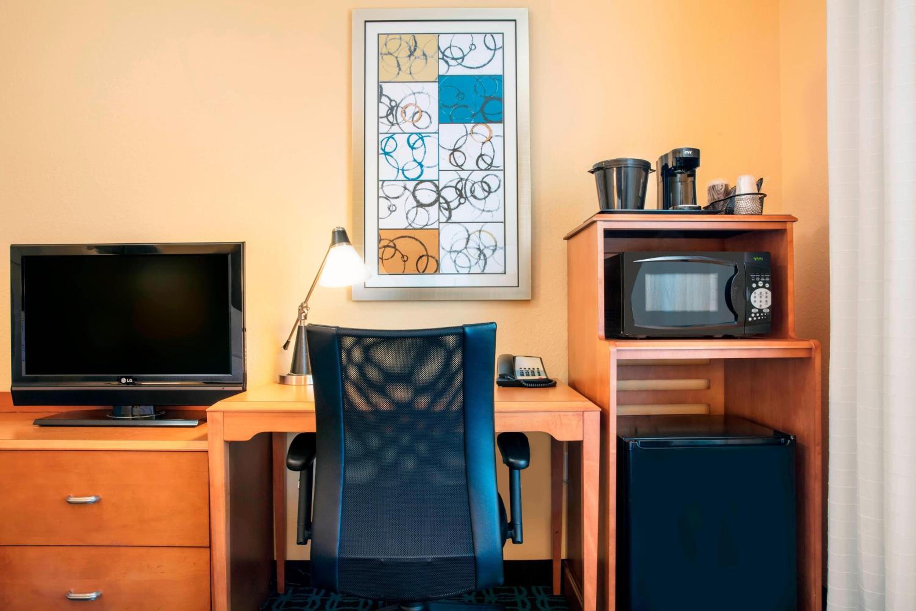 King Studio with Sofa Bed and Adapted Tub - Mobility Accessible photo 3