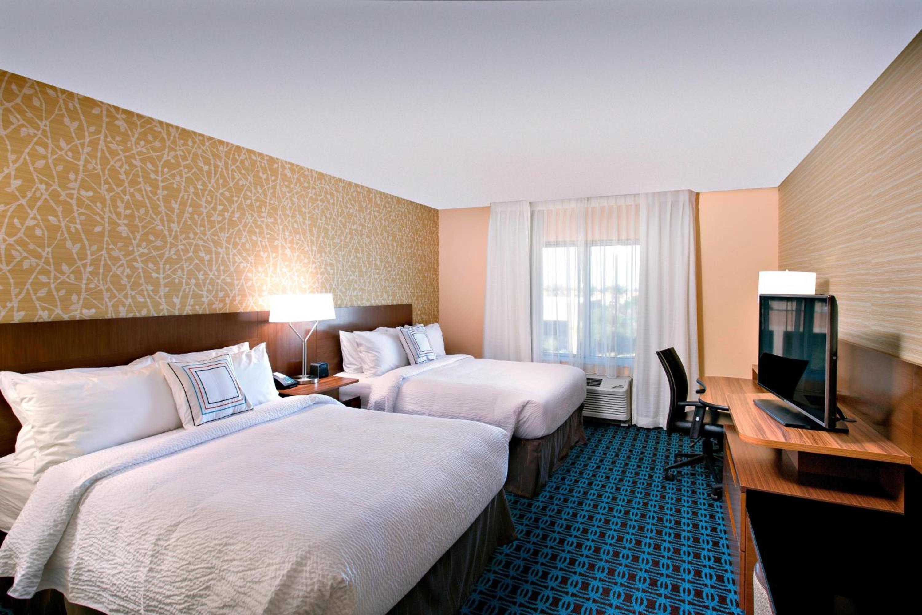 Queen Room with Two Queen Beds photo 1