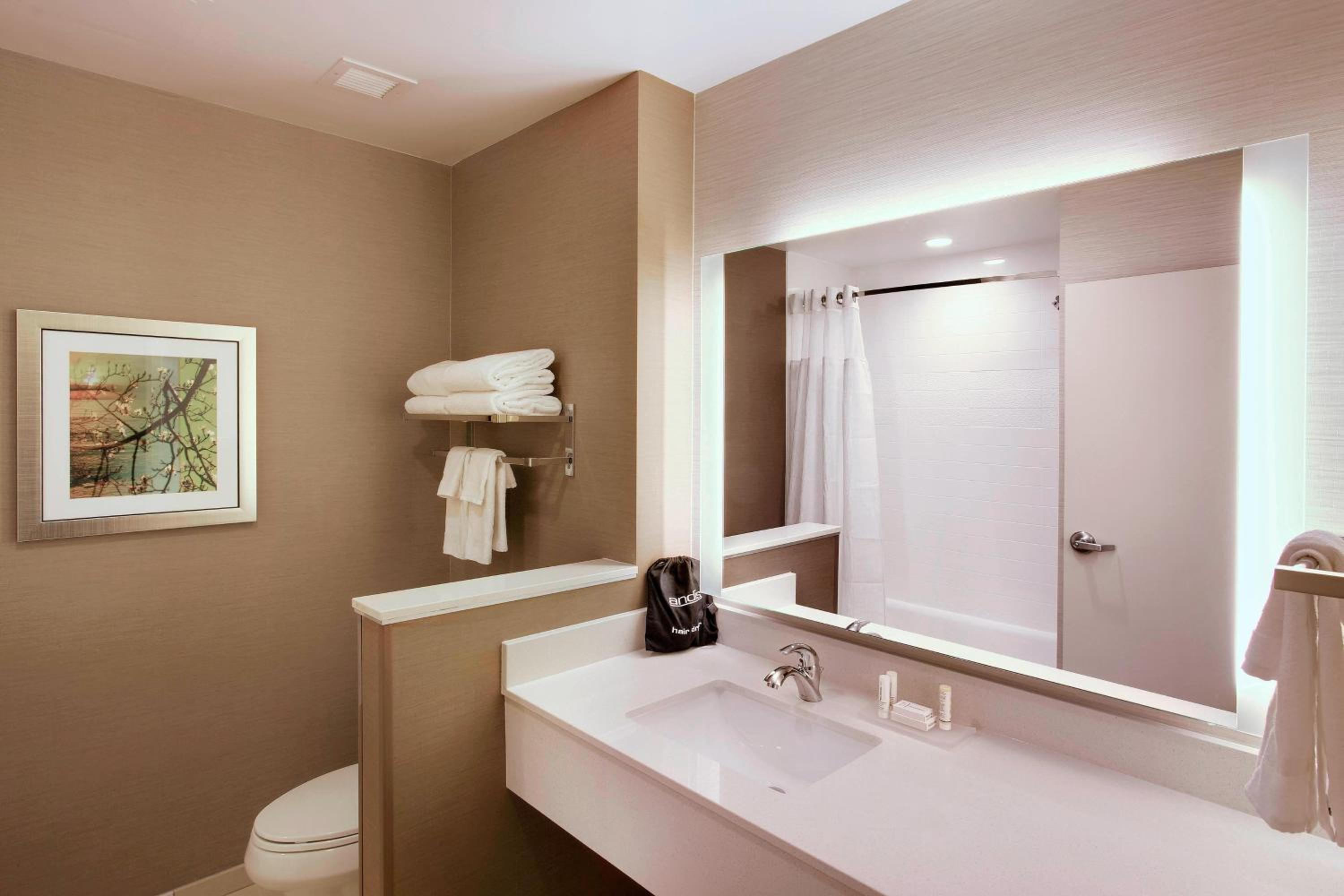 Queen Room with Two Queen Beds photo 2