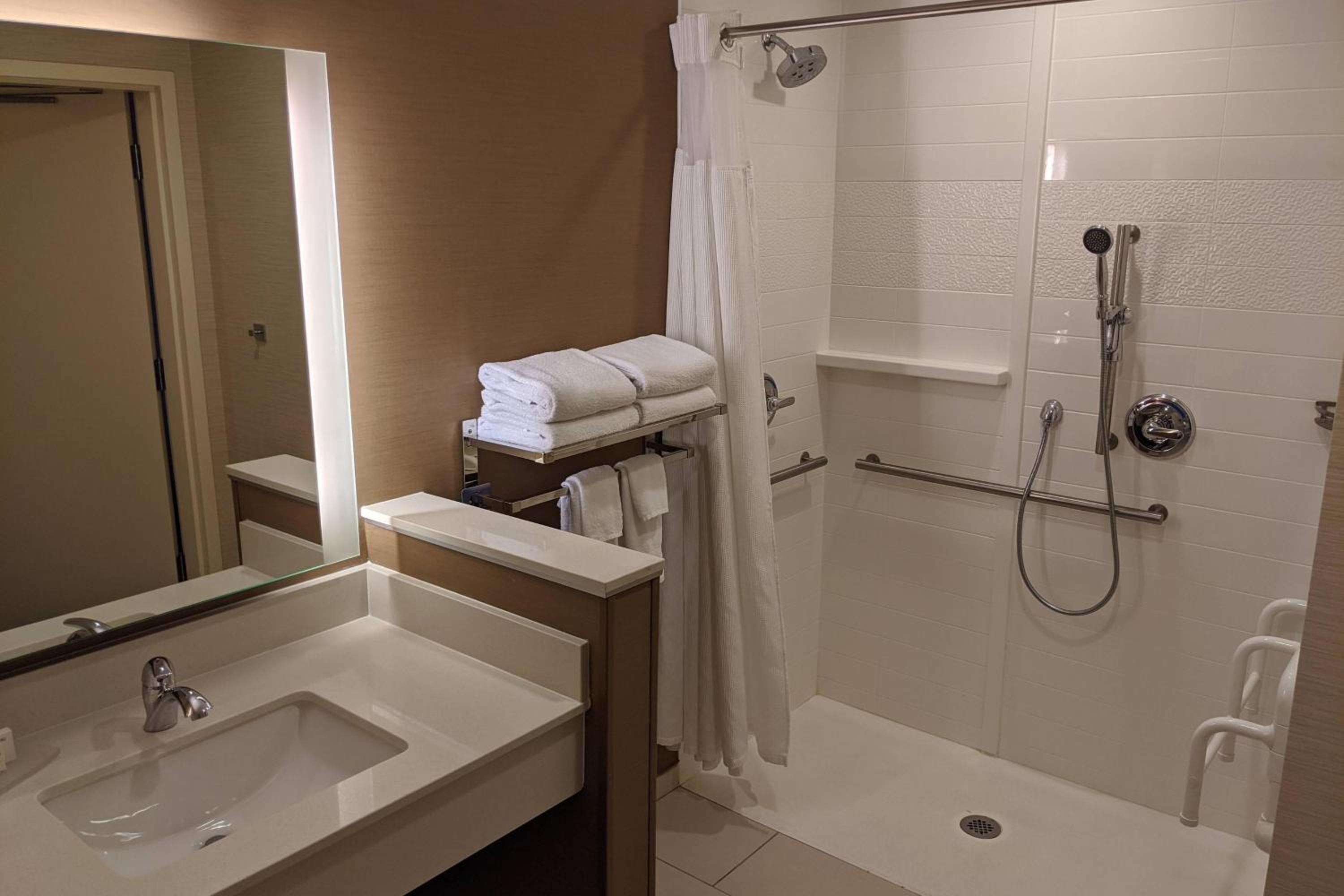 King Room - Hearing Accessible photo 2